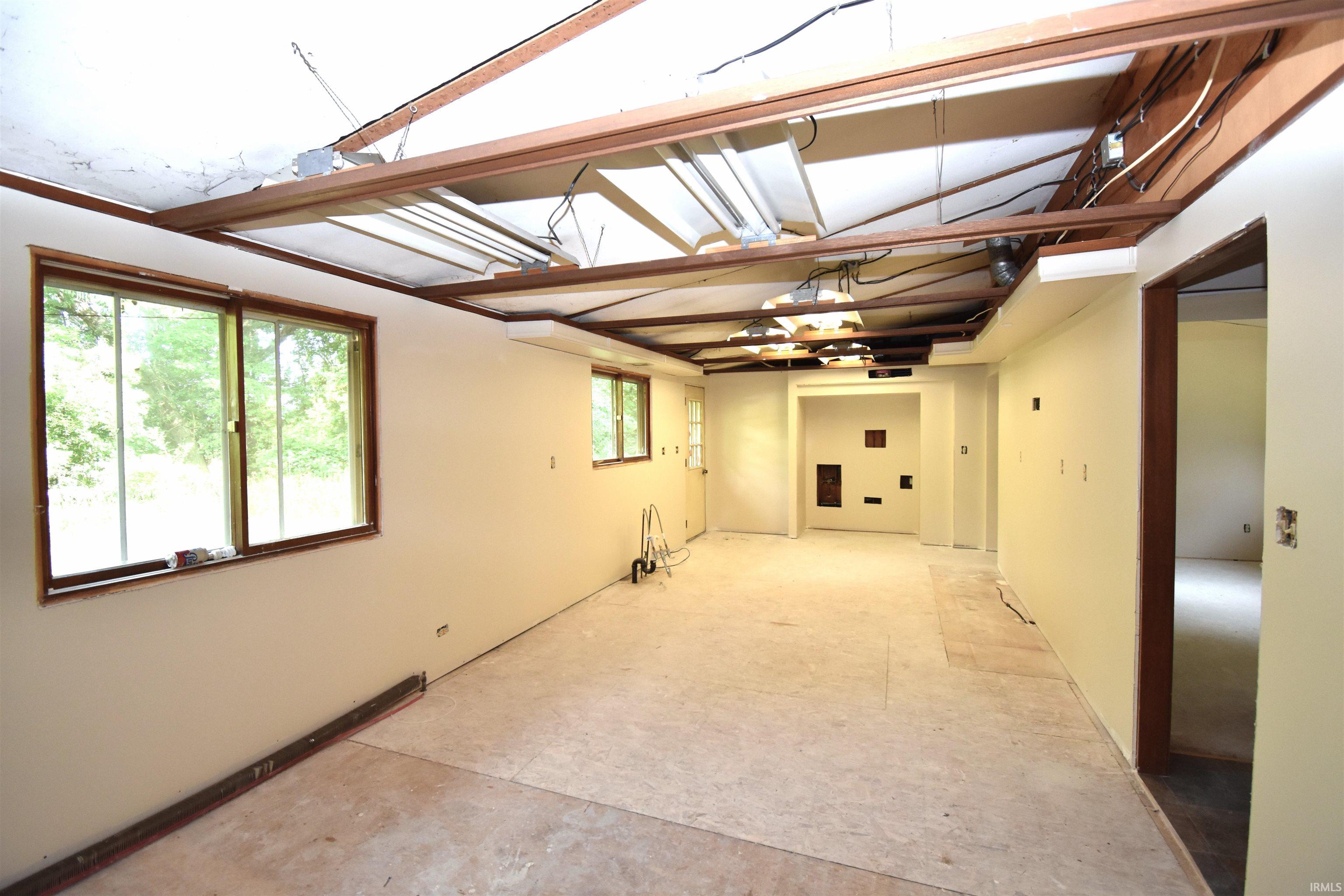 8332 525 West