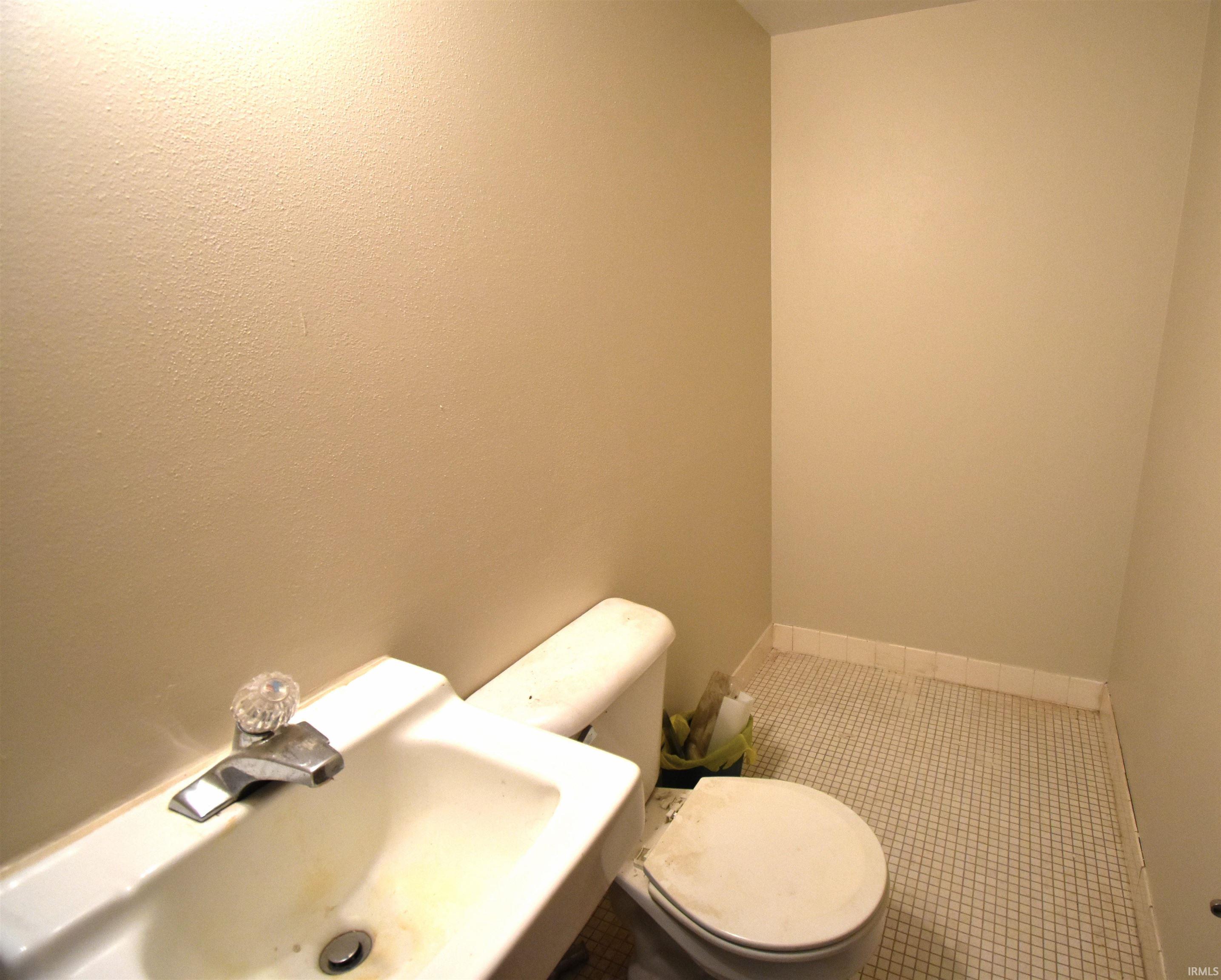 8332 525 West