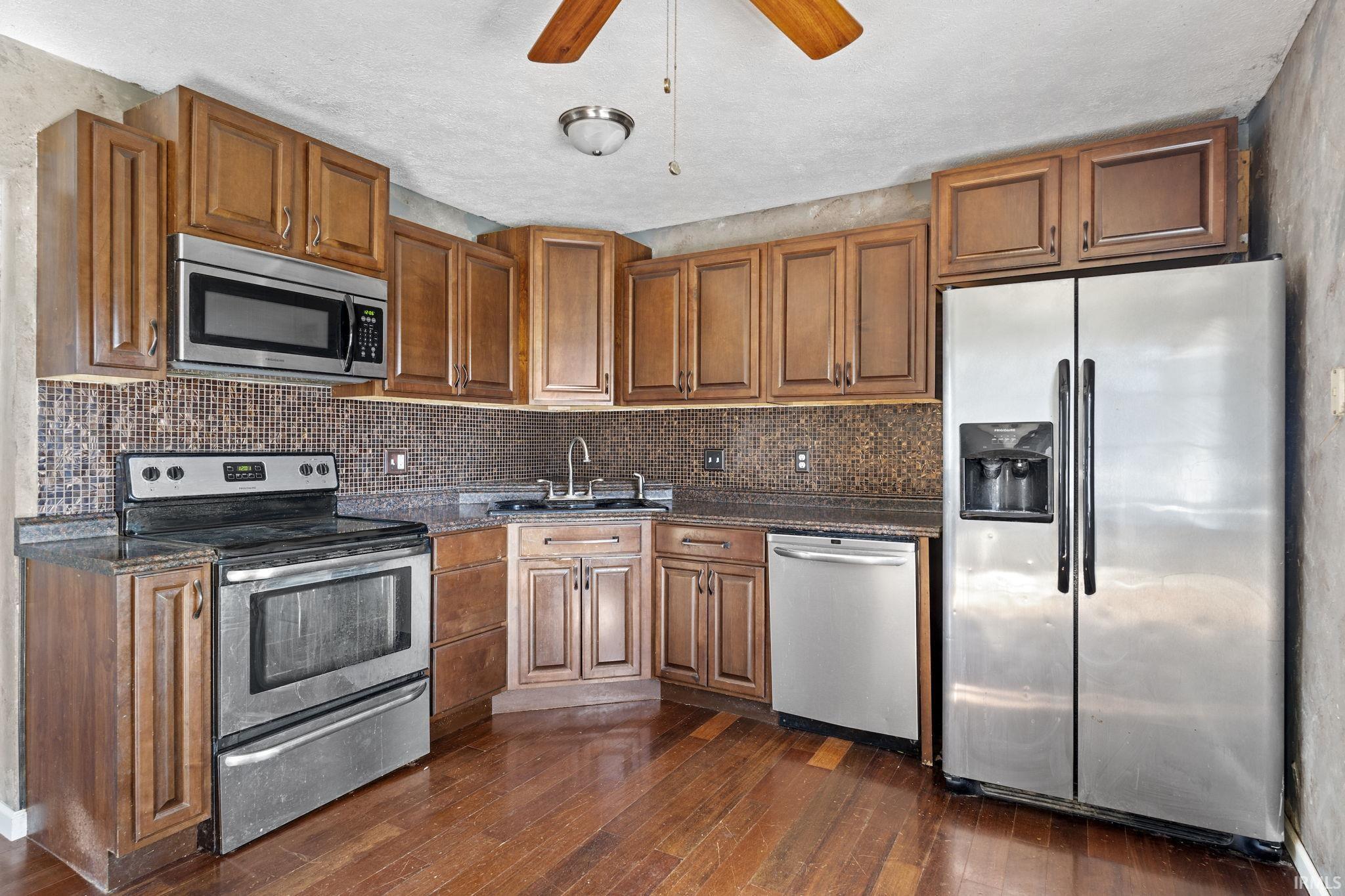 1121 Parkwood