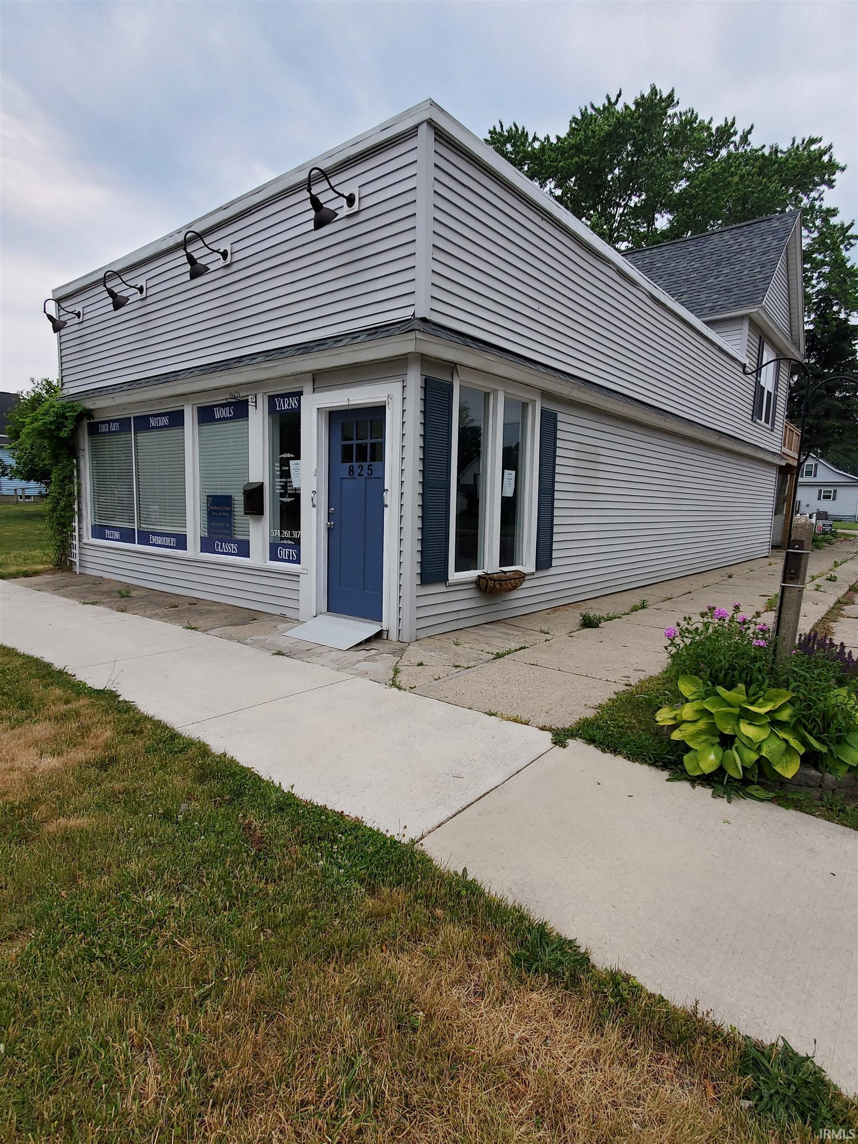 825 Center