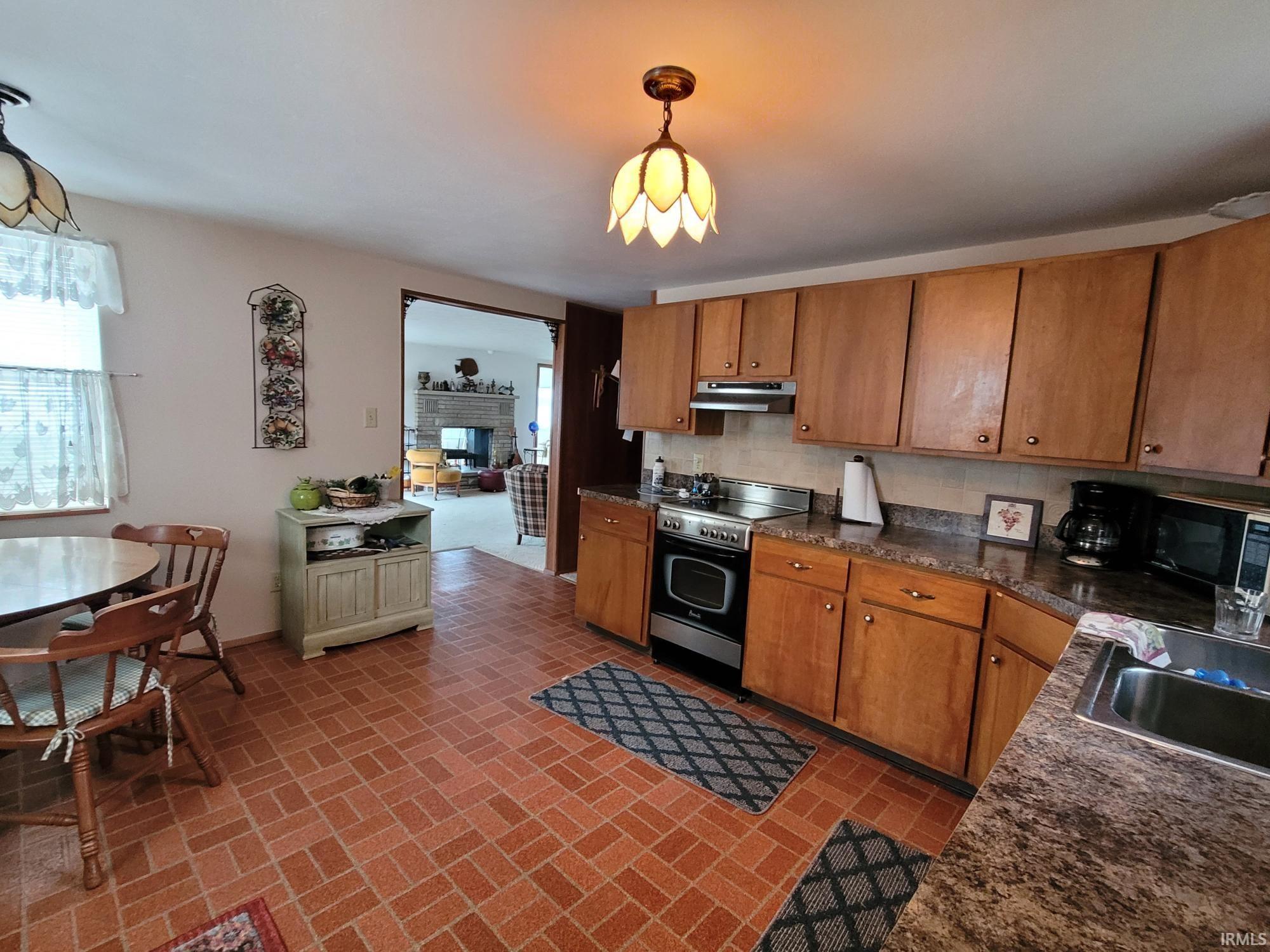 4195 Lake Shore