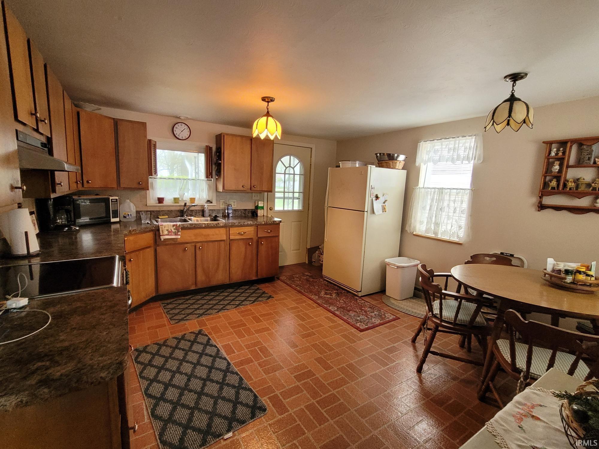 4195 Lake Shore