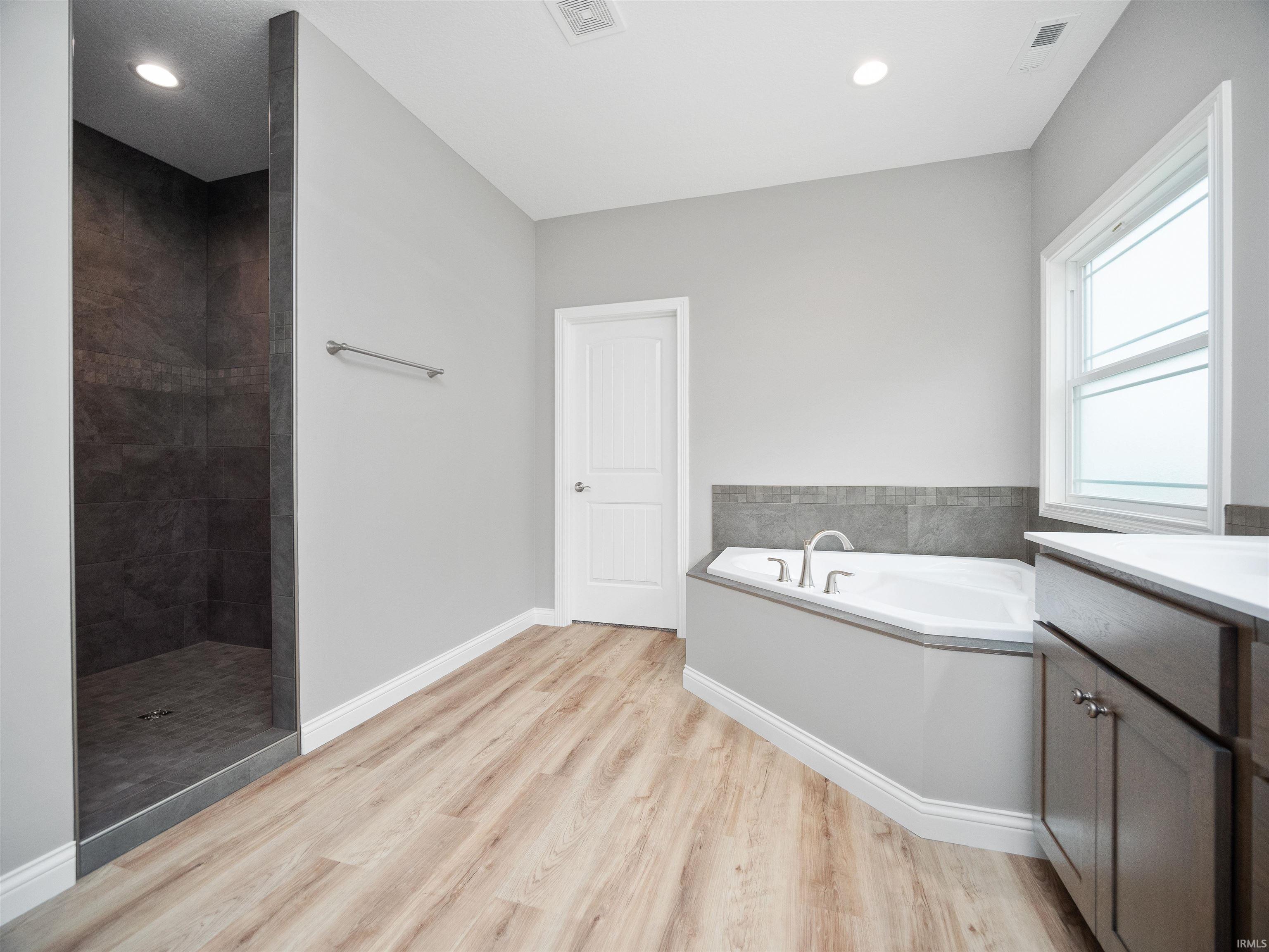 1319 Dixon