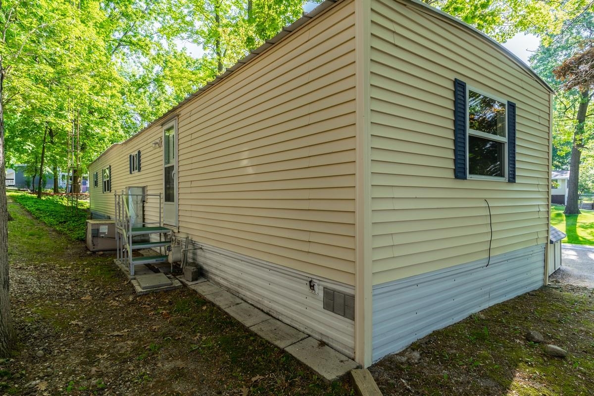 100 Lane 585 Lake James
