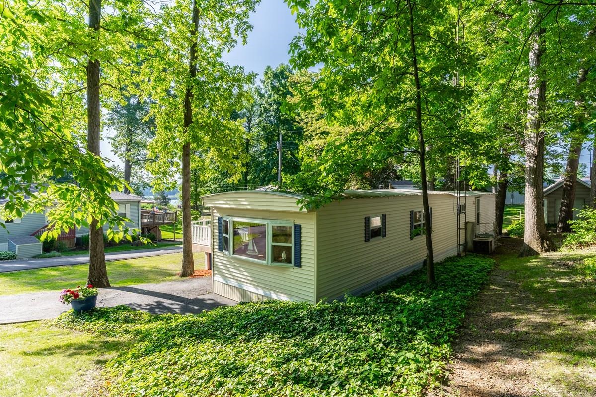 100 Lane 585 Lake James
