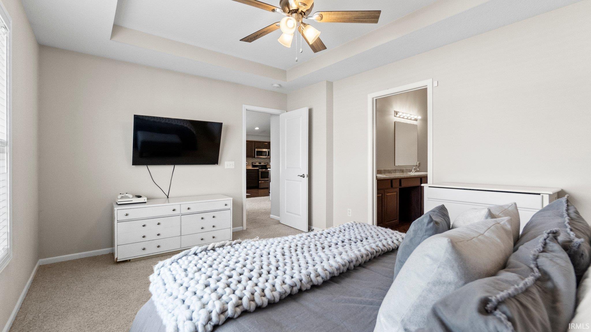 9533 Acacia