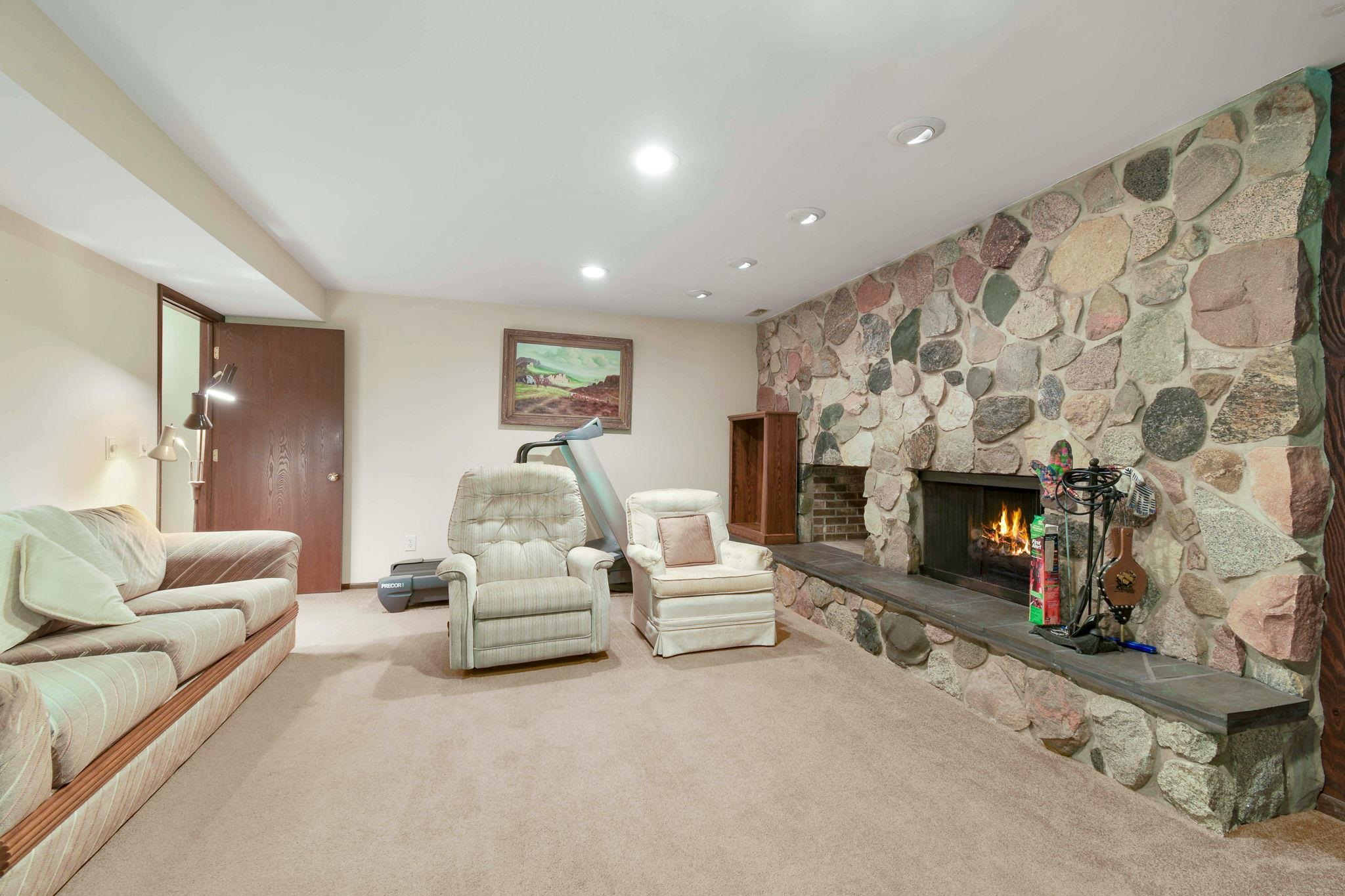 1376 Woodburn