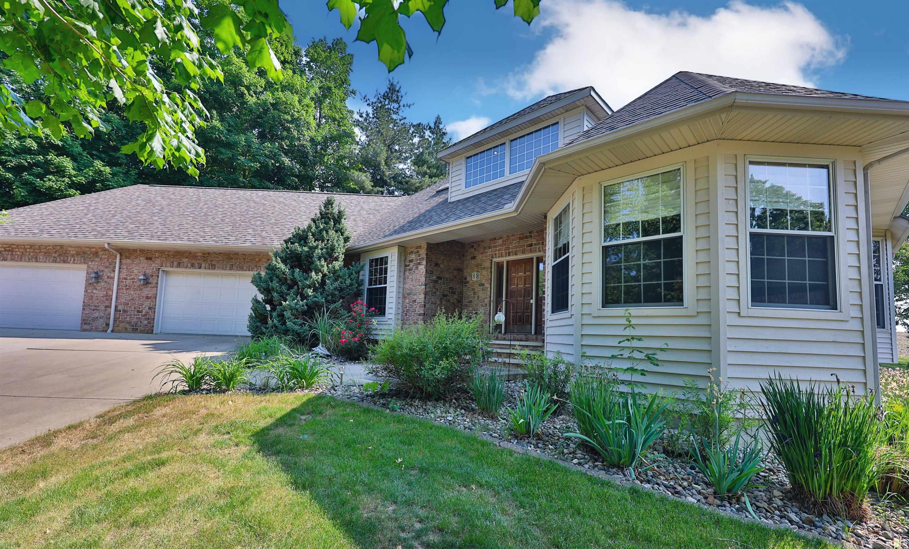 1102 Woodcrest