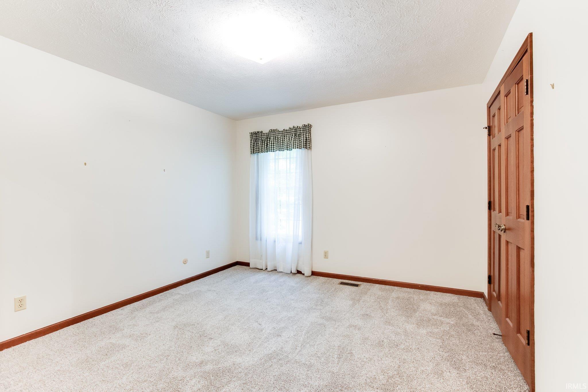 51851 Lake Knoll