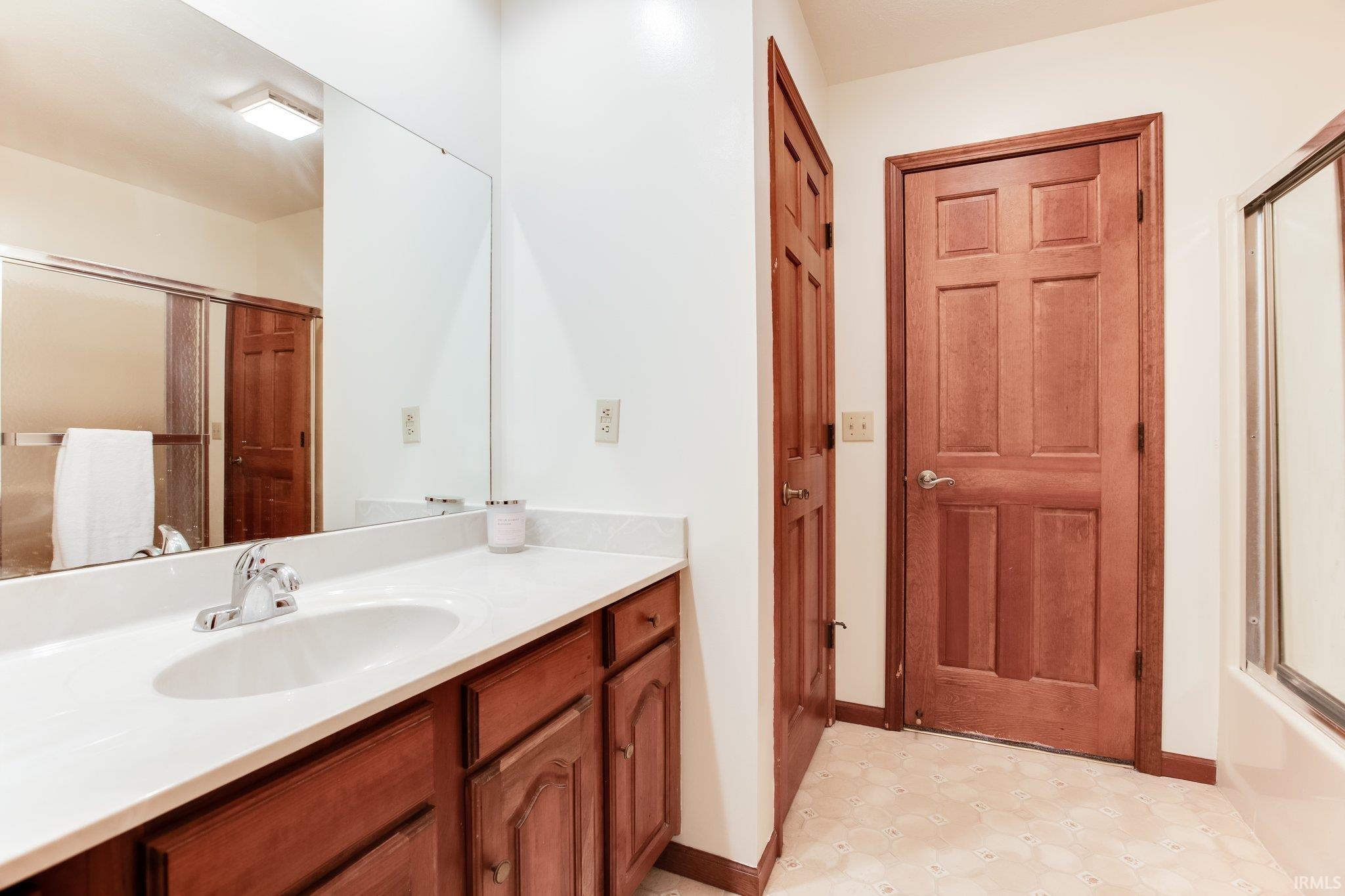 51851 Lake Knoll