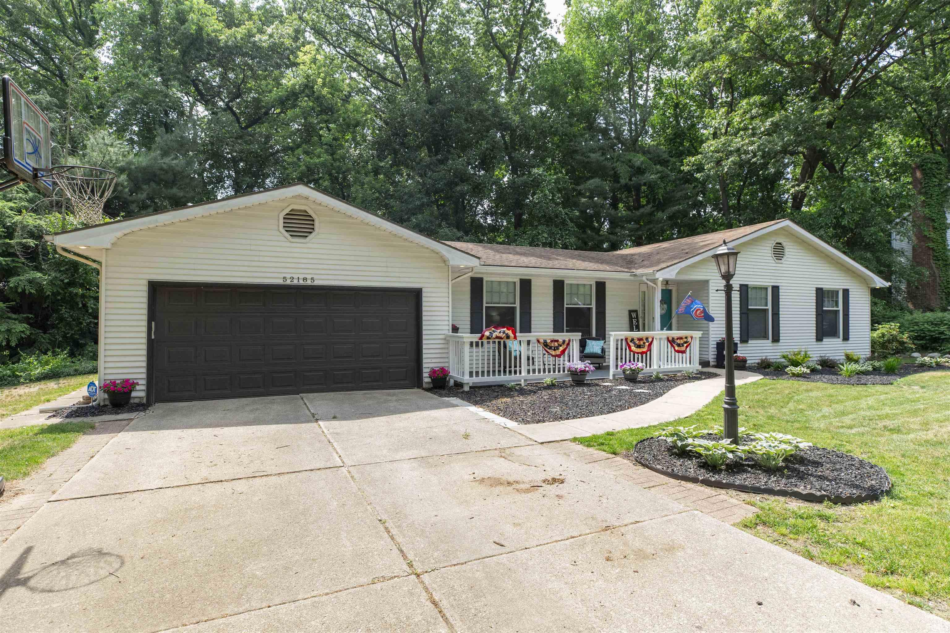 52185 Farmington Square