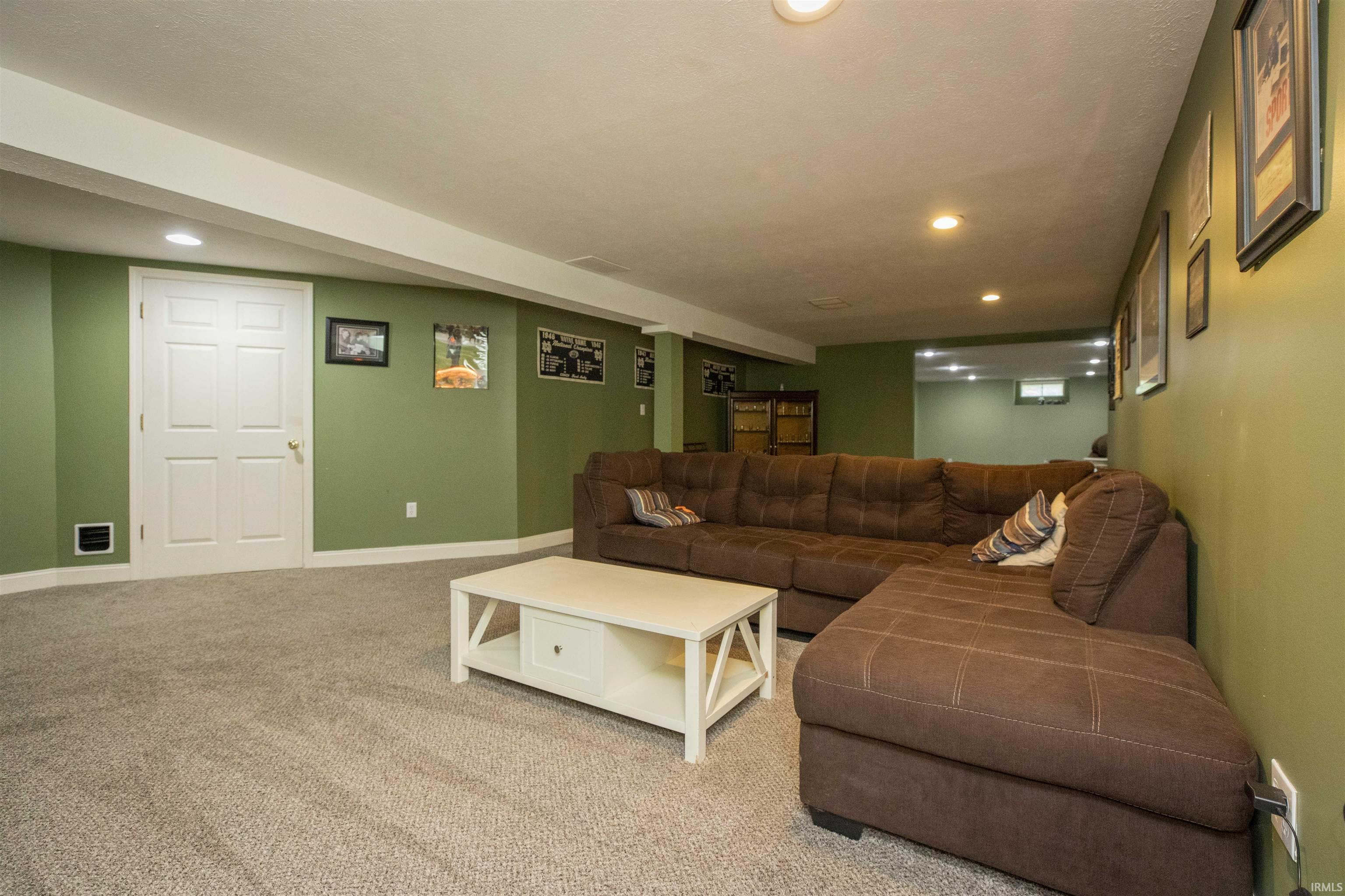 52185 Farmington Square