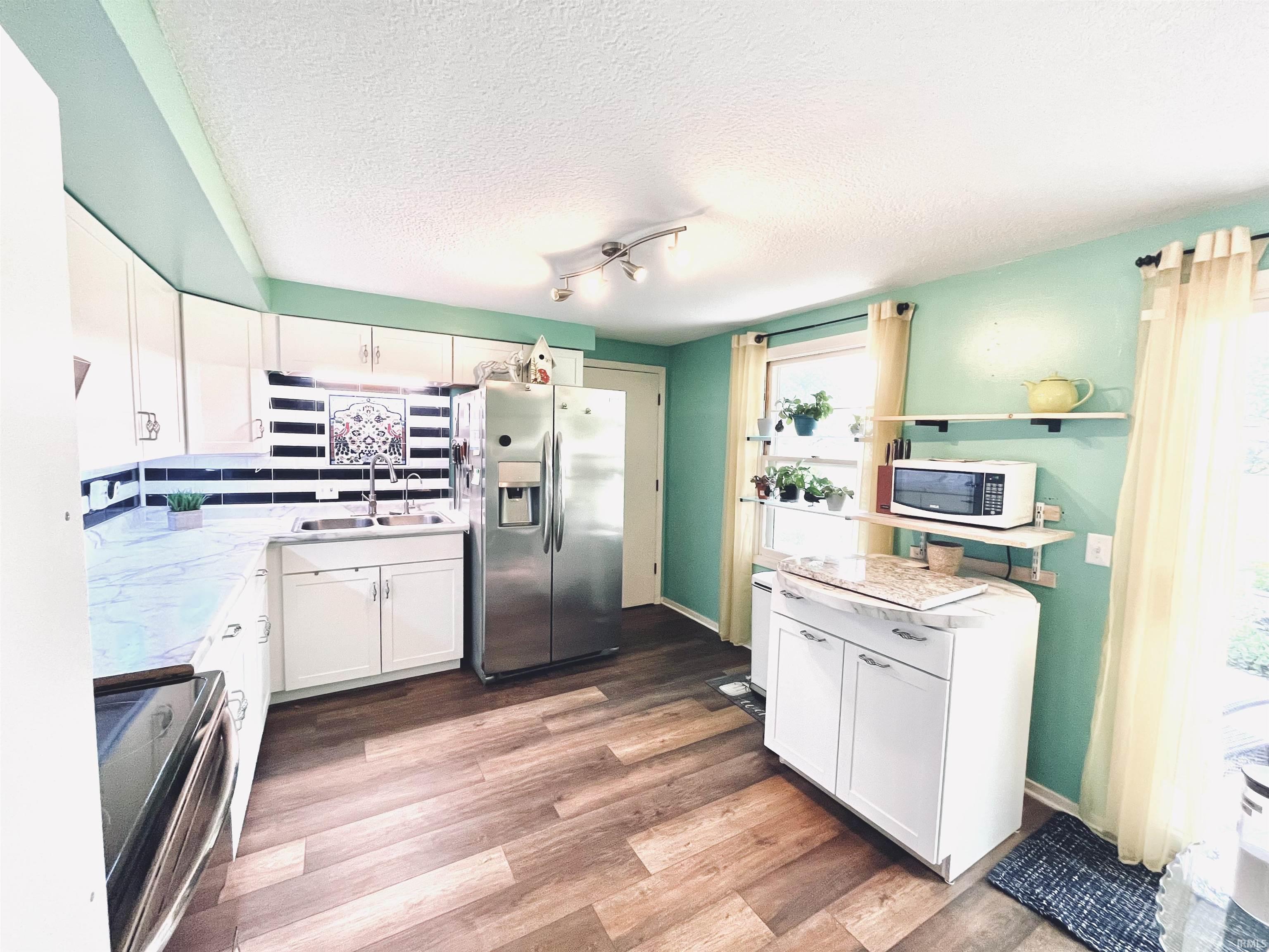 6037 Glenview