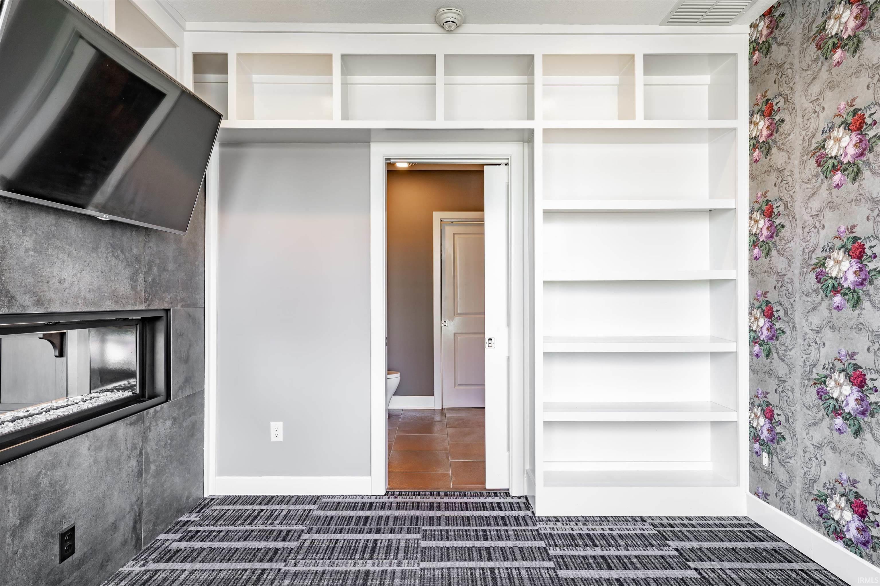 203 East Berry, Apt 901