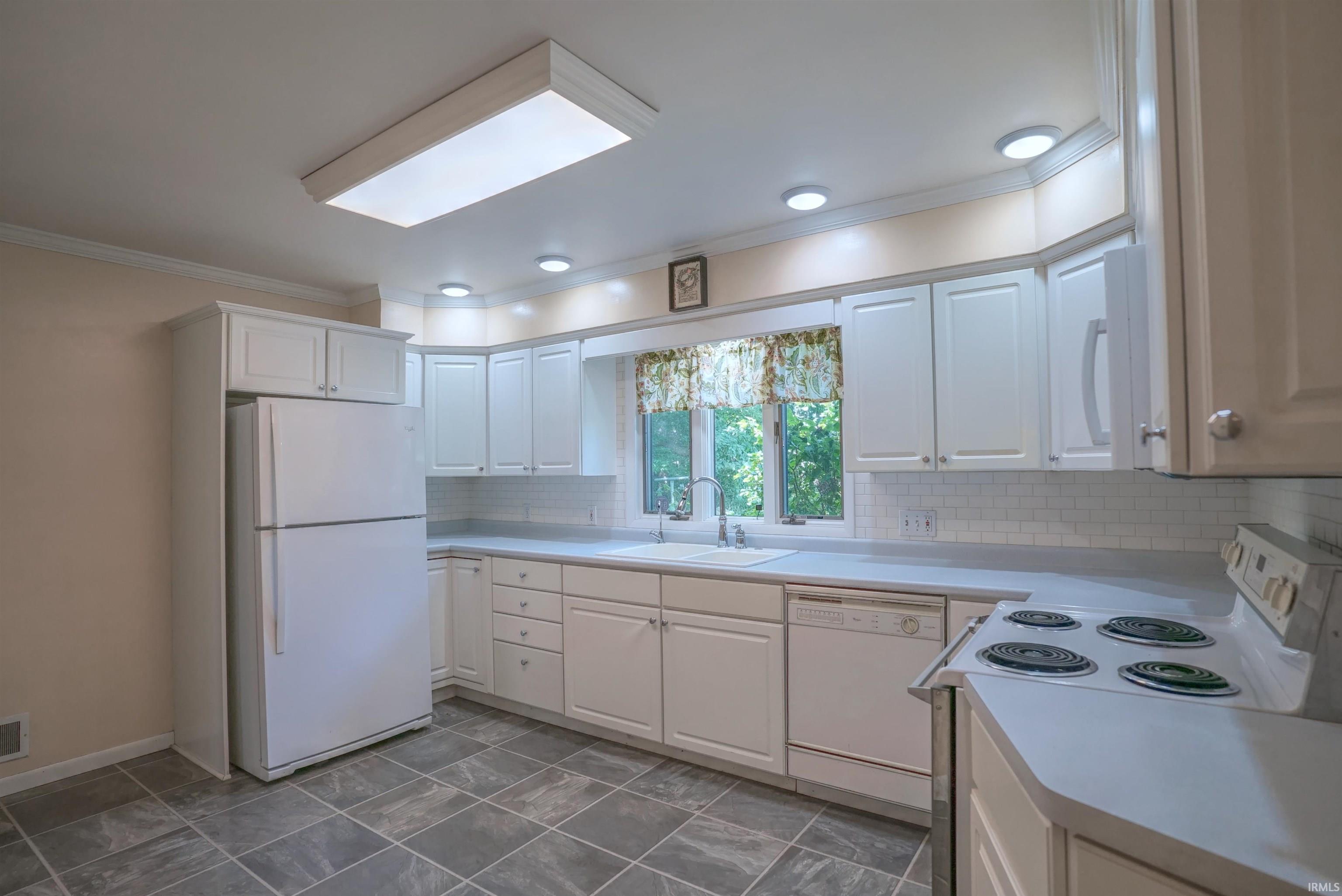 23499 Greenleaf
