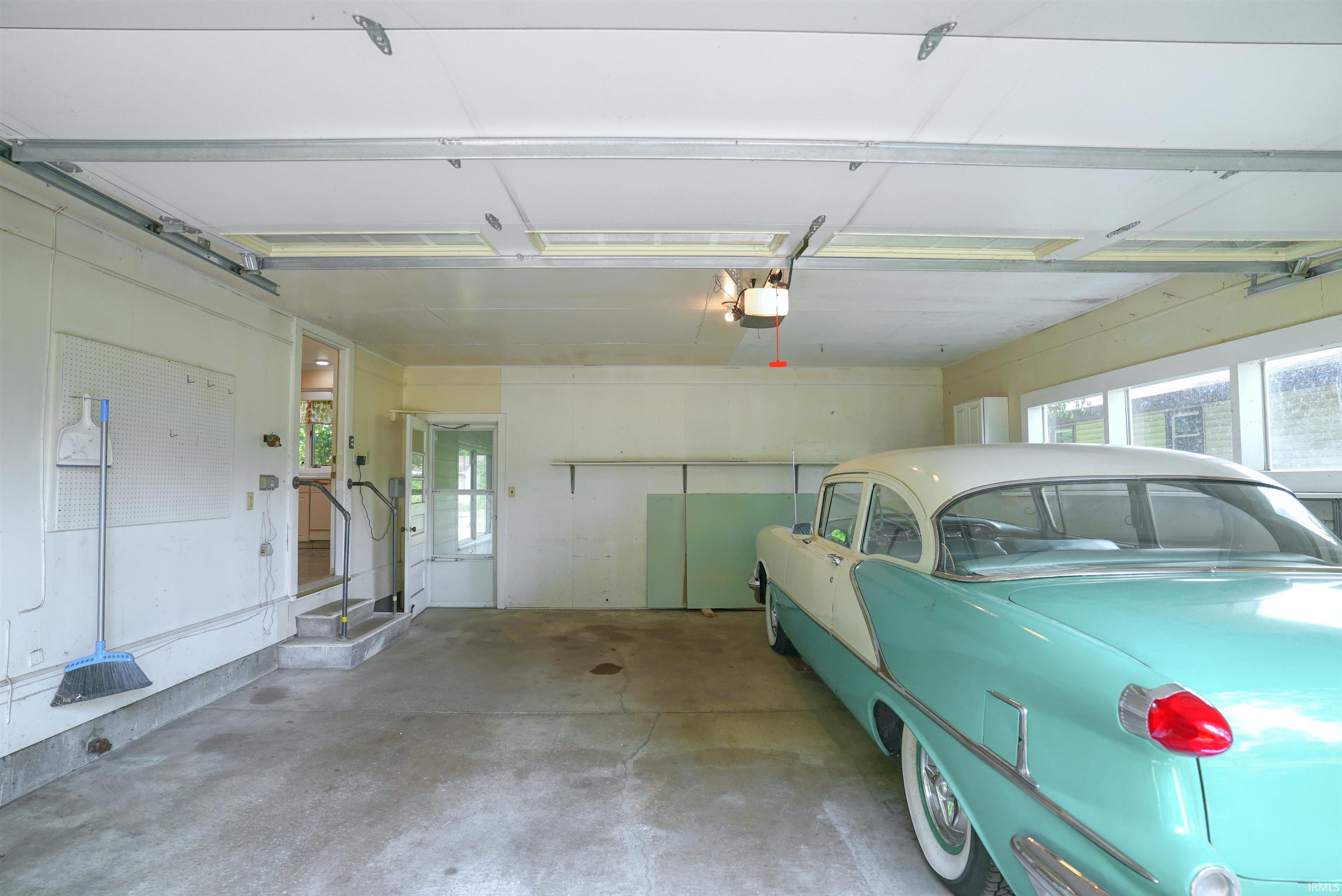 23499 Greenleaf