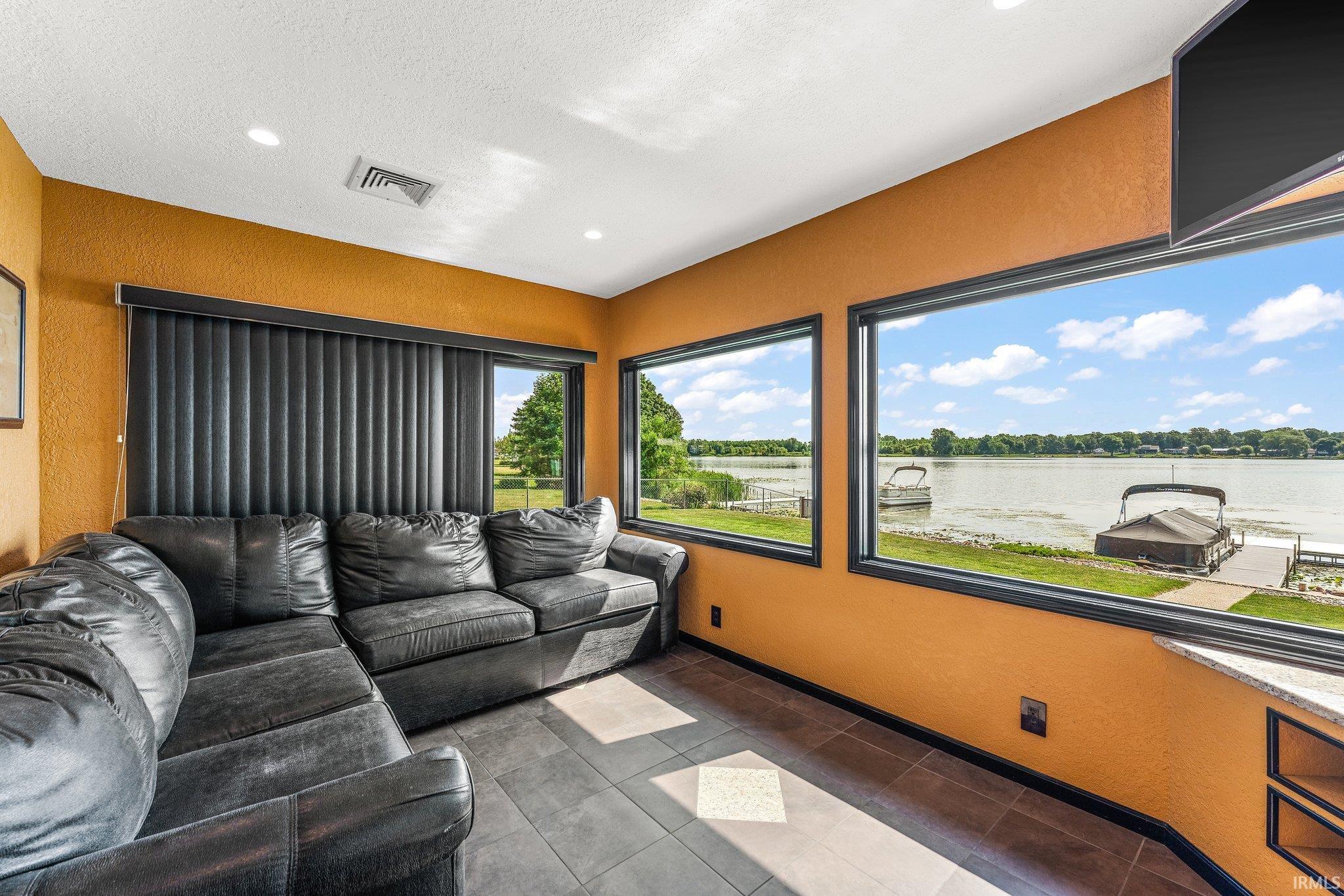 2832 Lakeview
