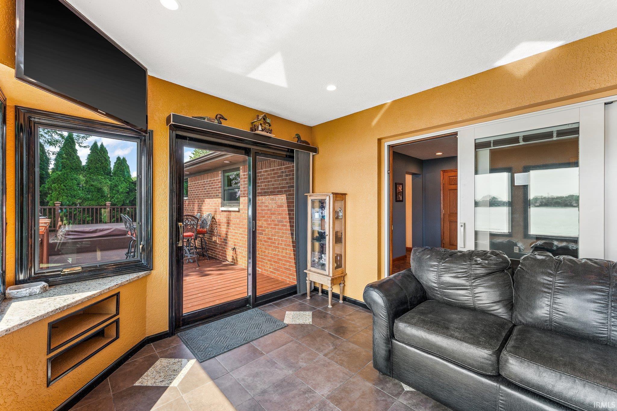 2832 Lakeview