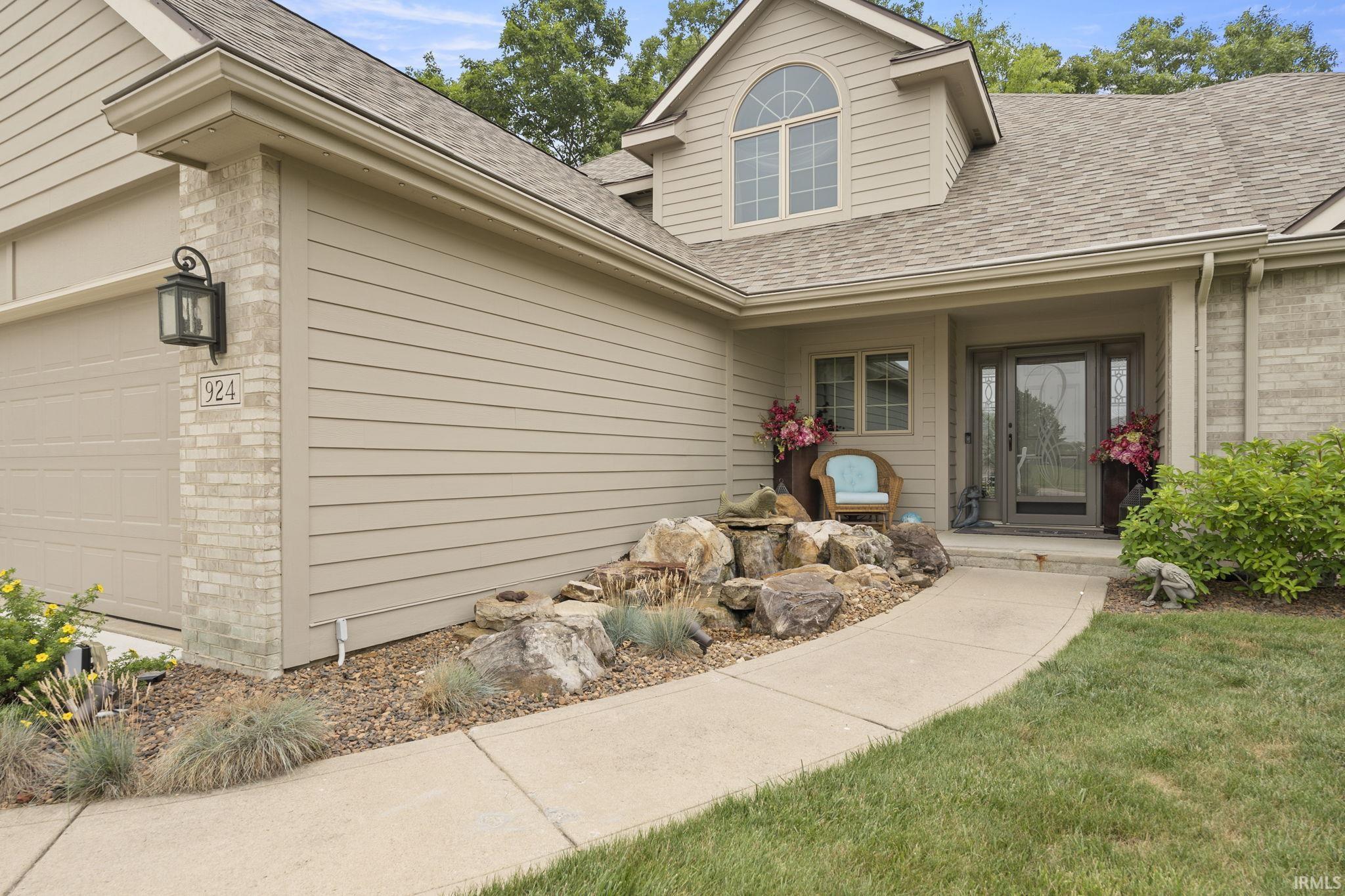 924 Lake Hill