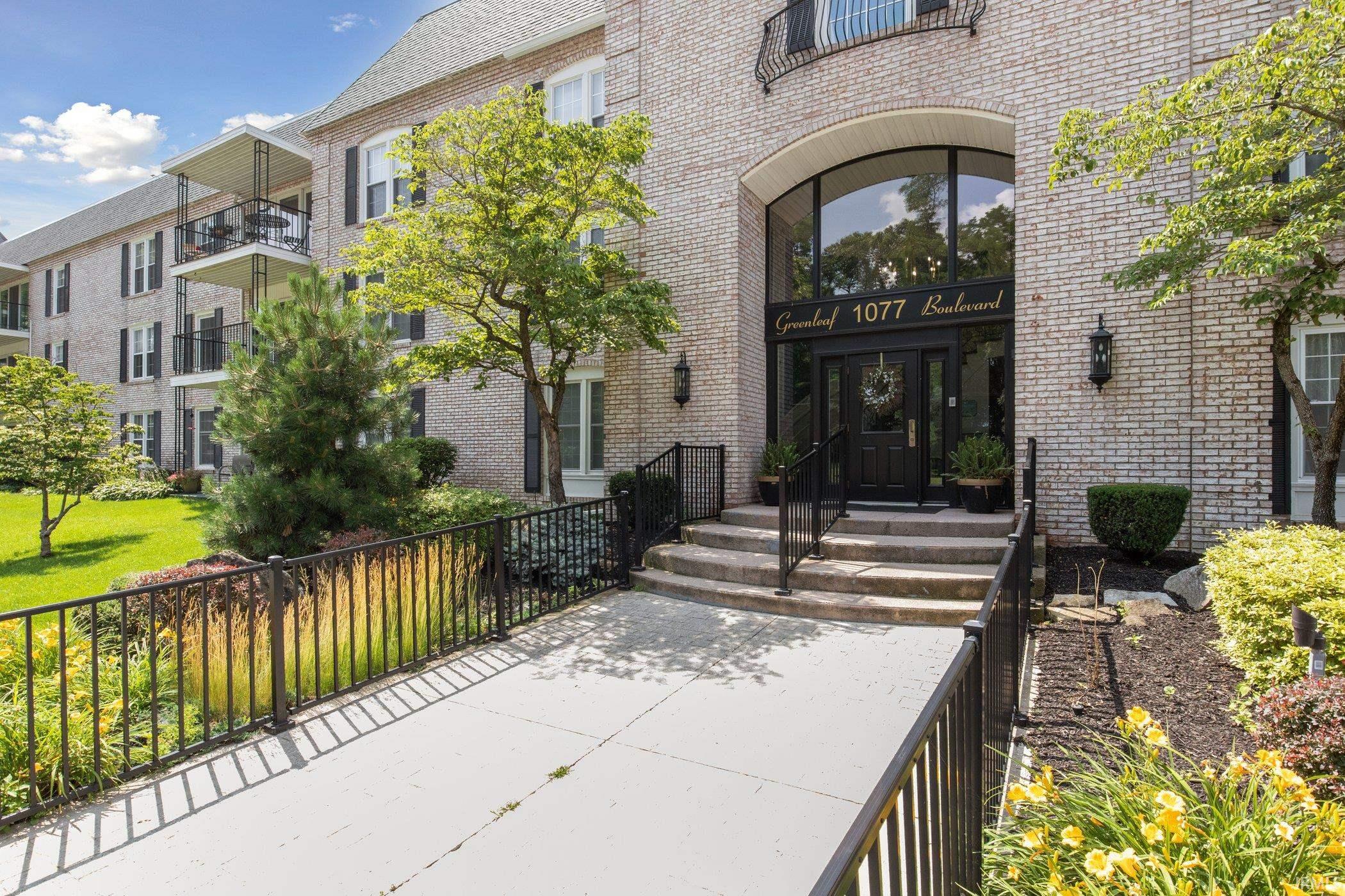 1077 Greenleaf, Apt 215
