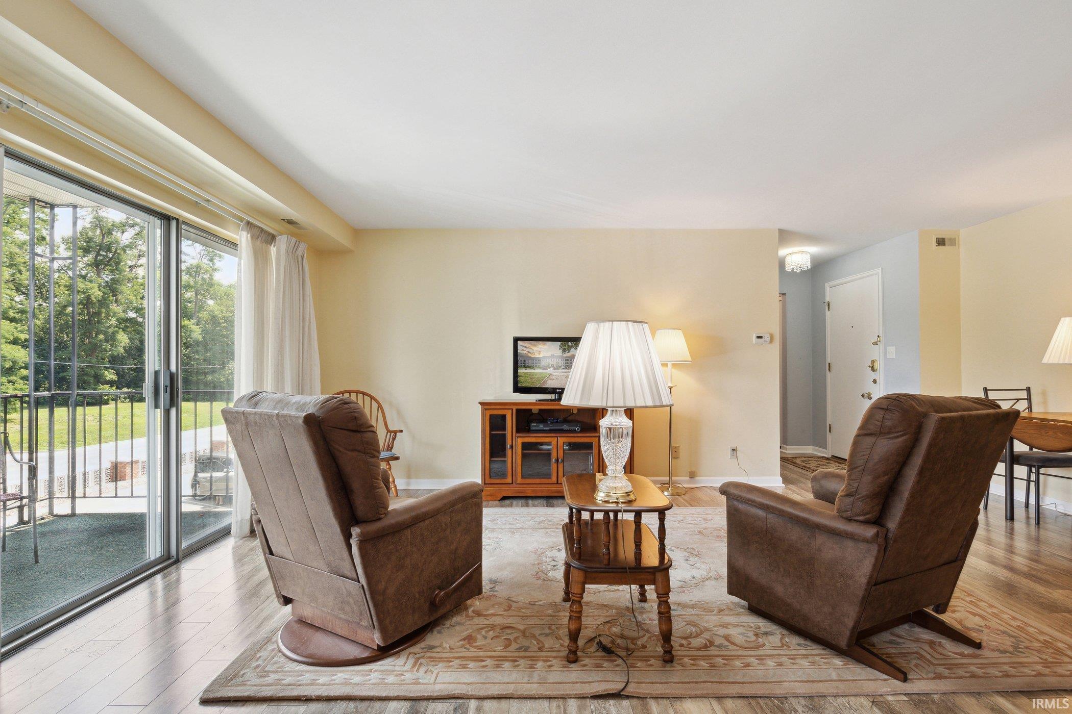 1077 Greenleaf, Apt 215