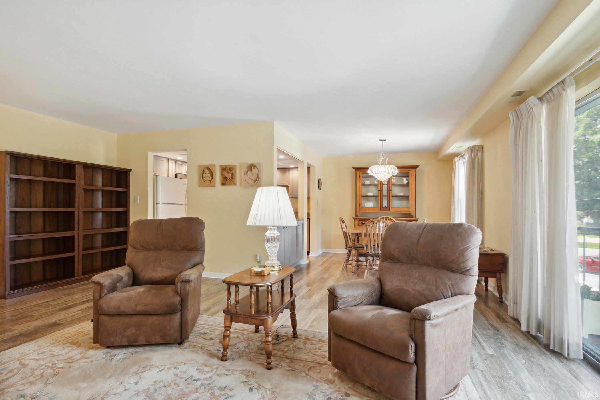 1077 Greenleaf, Apt 215