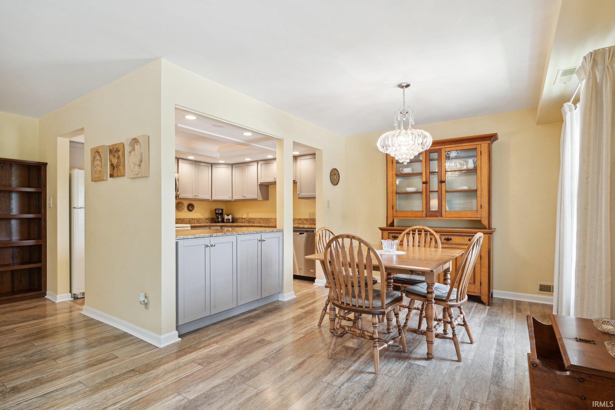 1077 Greenleaf, Apt 215
