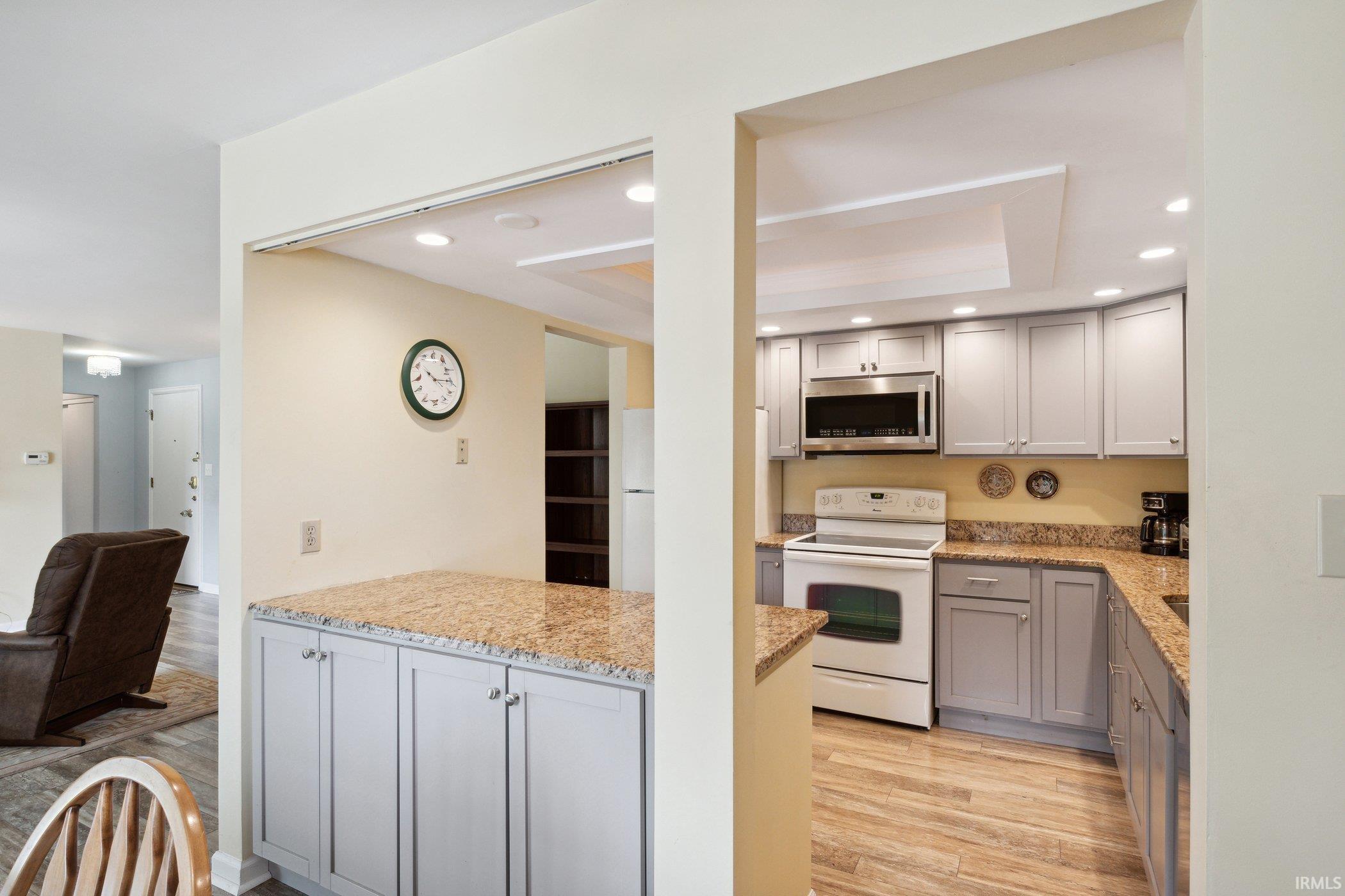 1077 Greenleaf, Apt 215