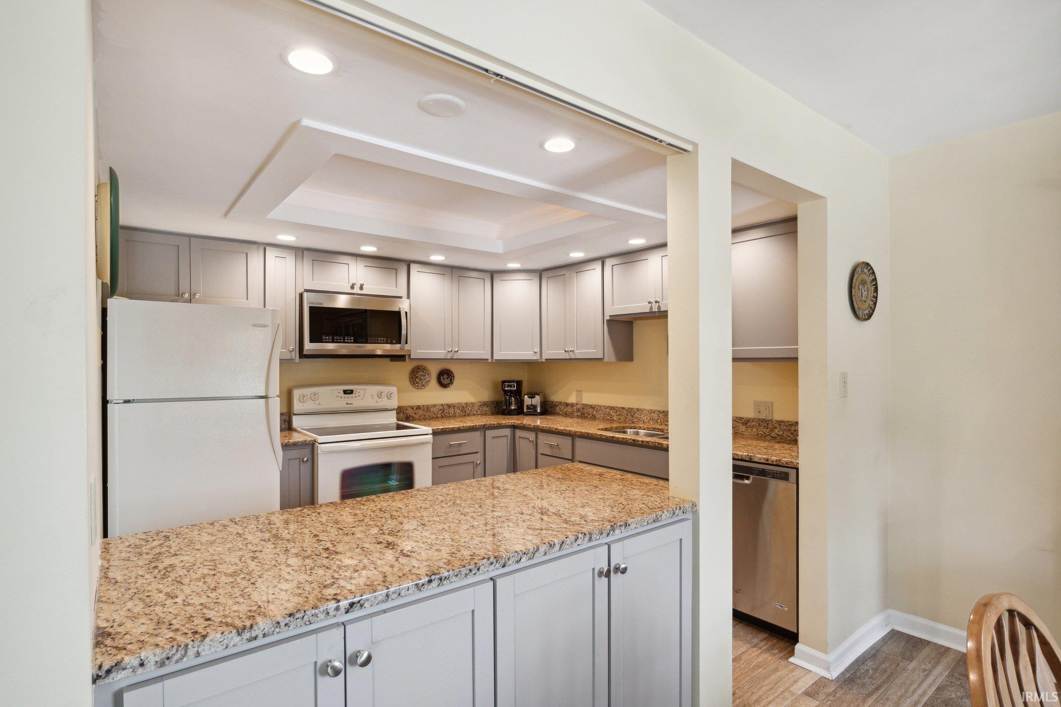 1077 Greenleaf, Apt 215