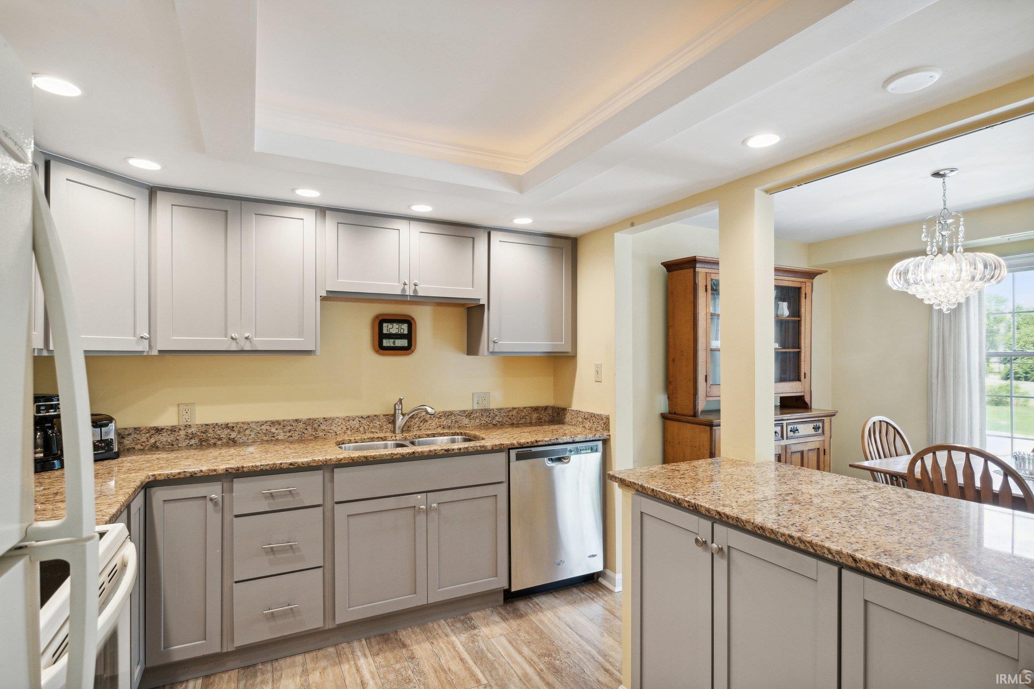 1077 Greenleaf, Apt 215