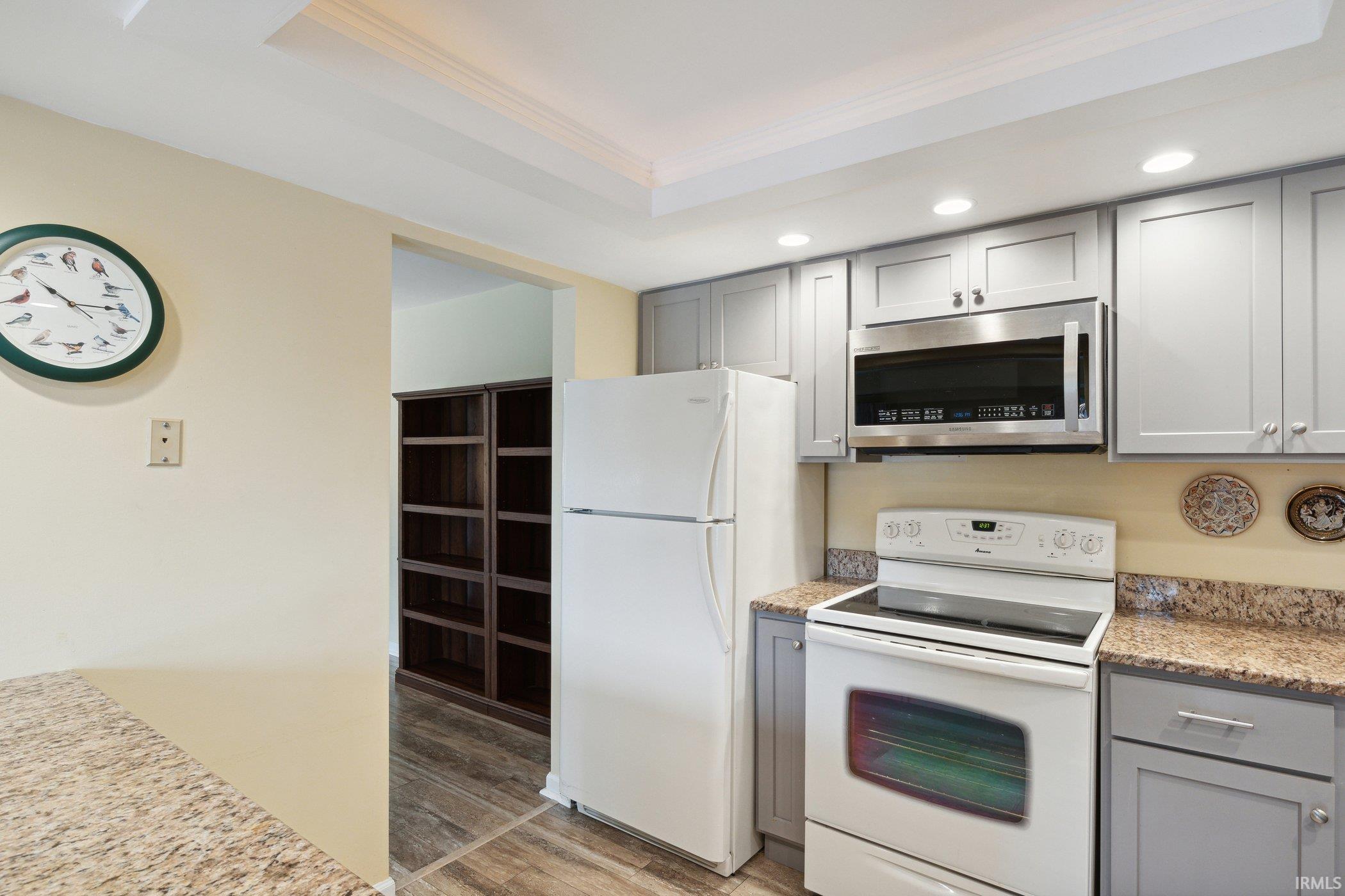 1077 Greenleaf, Apt 215