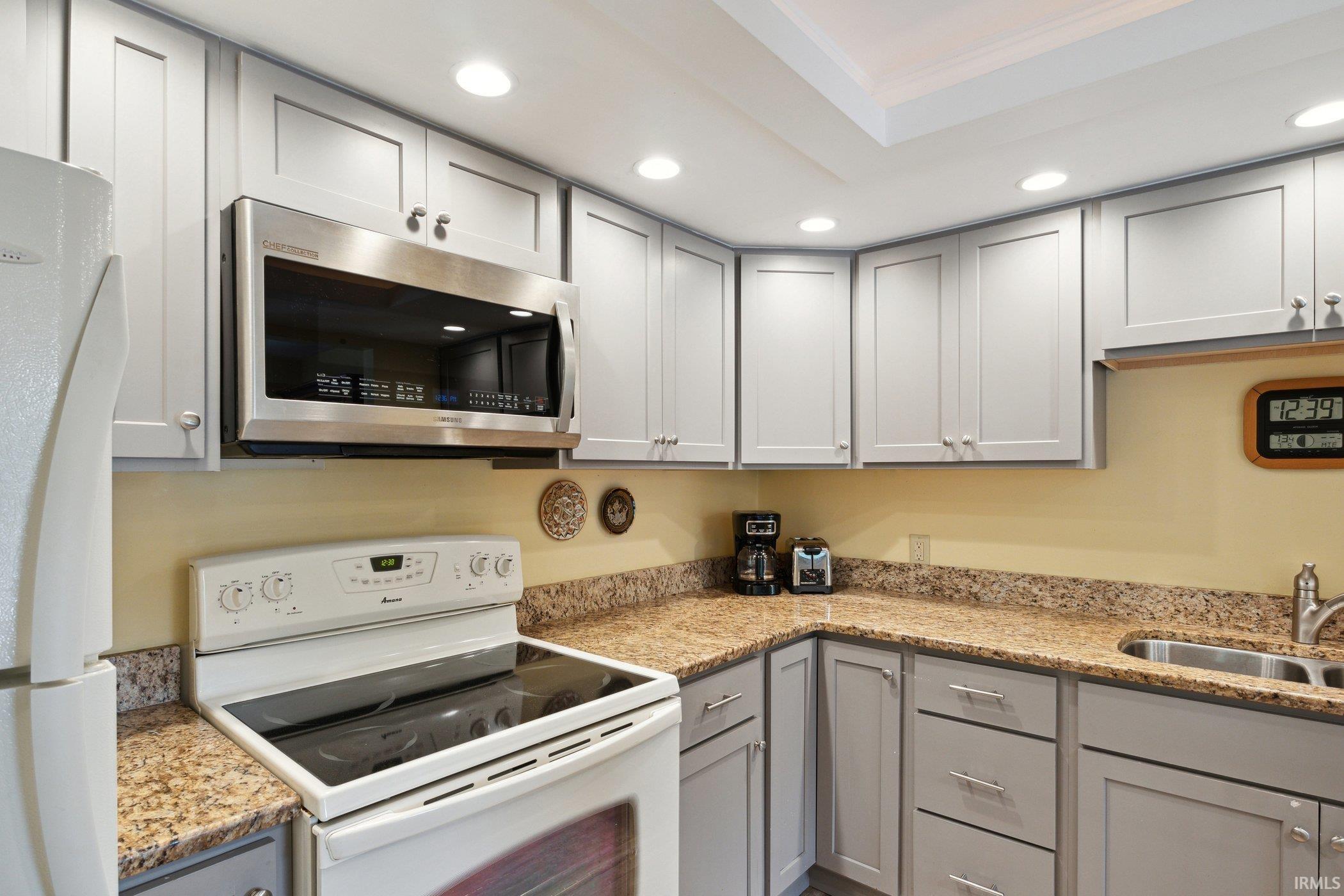 1077 Greenleaf, Apt 215