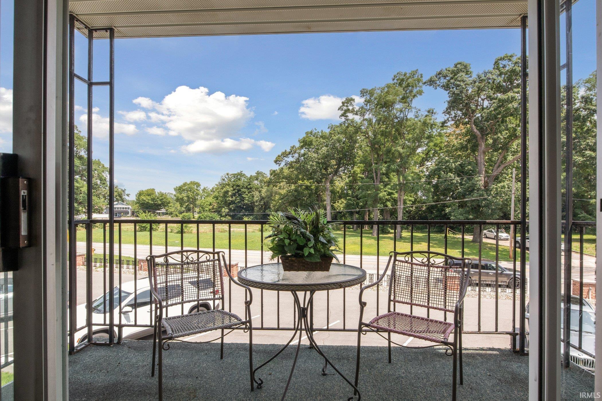 1077 Greenleaf, Apt 215
