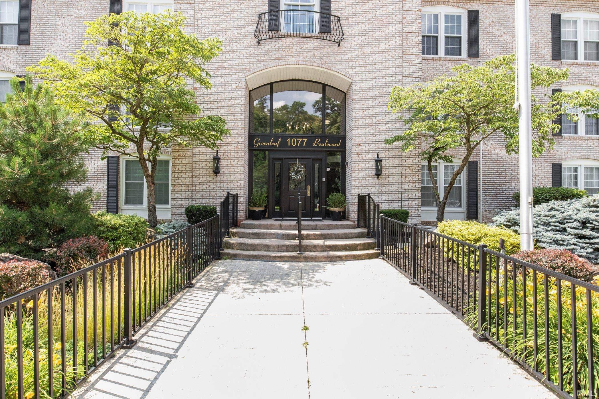 1077 Greenleaf, Apt 215