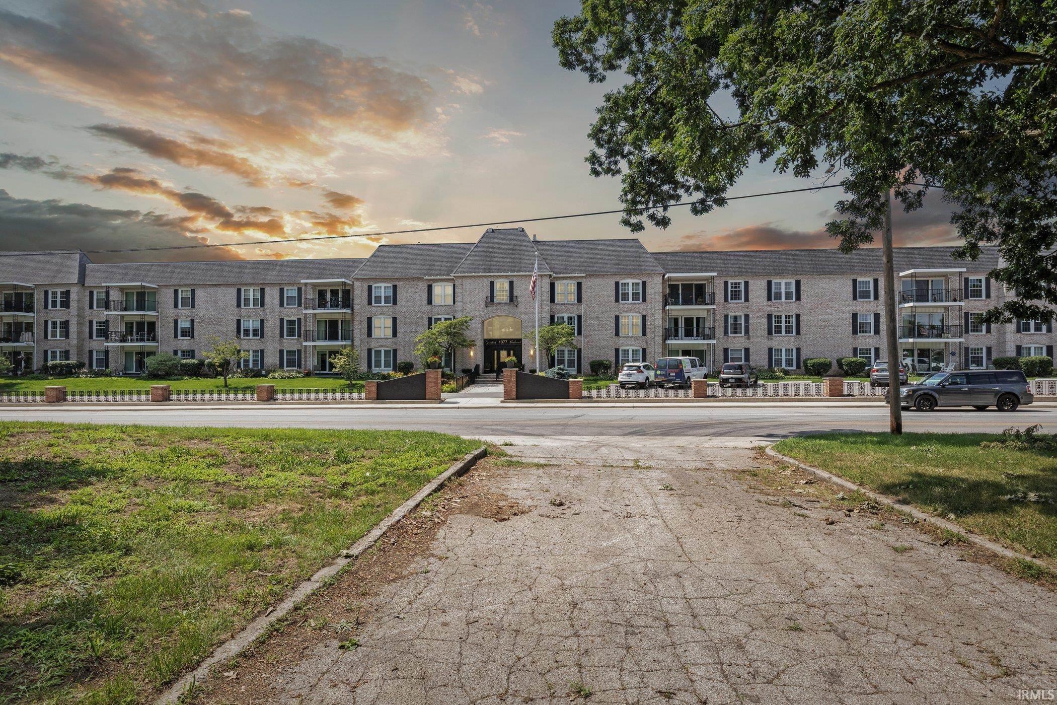 1077 Greenleaf, Apt 215