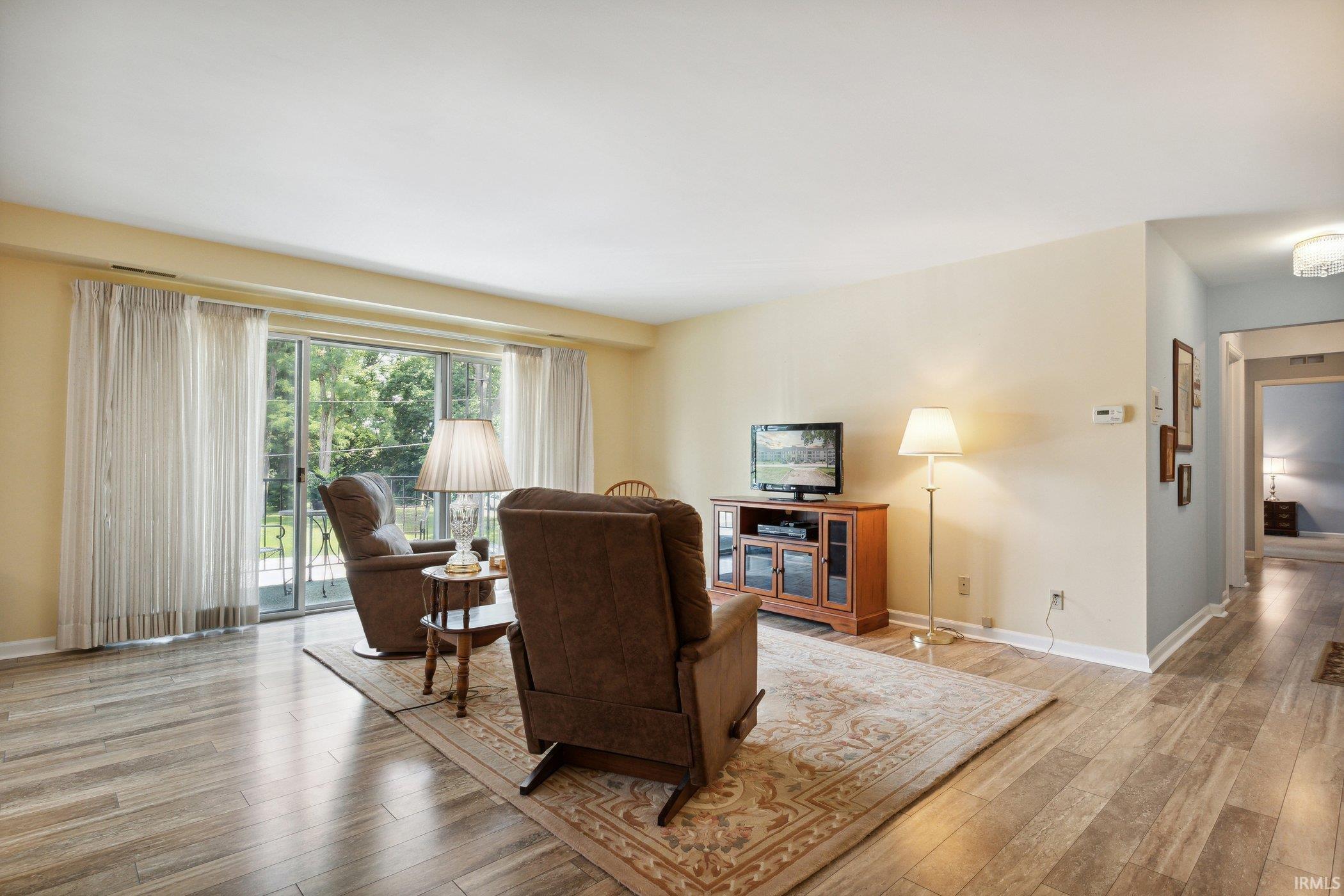 1077 Greenleaf, Apt 215