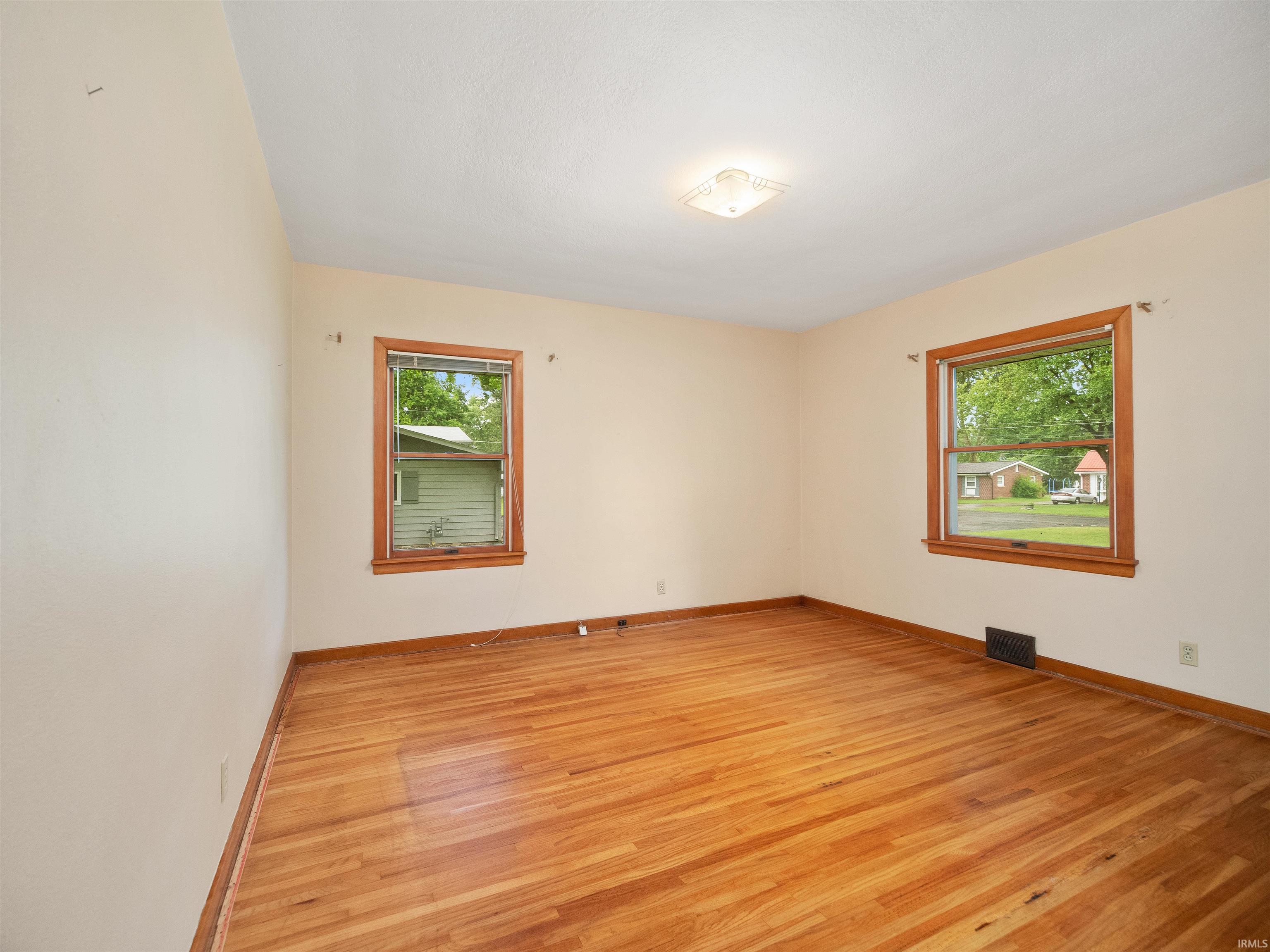 5810 Fernwood