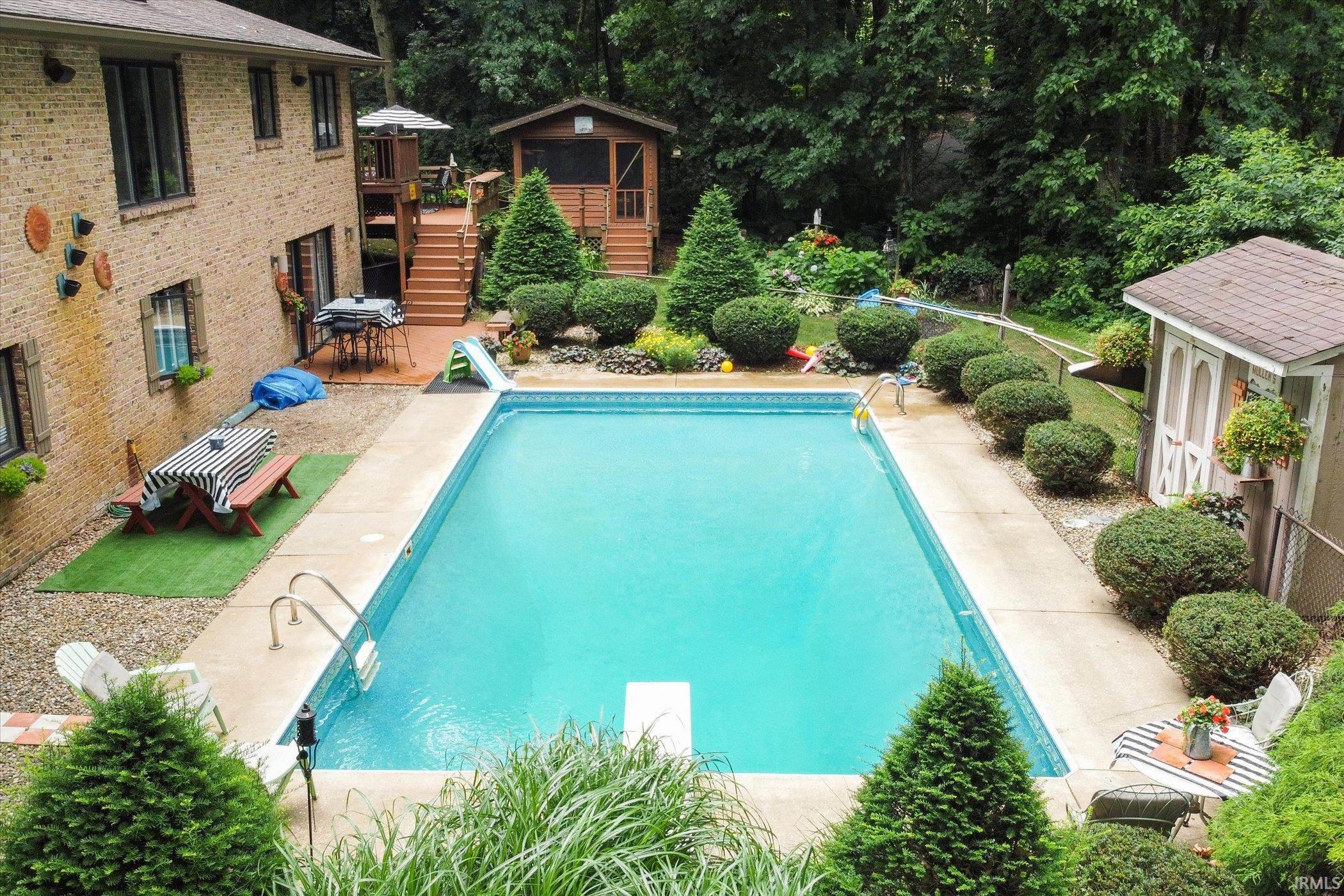 104 Woodview