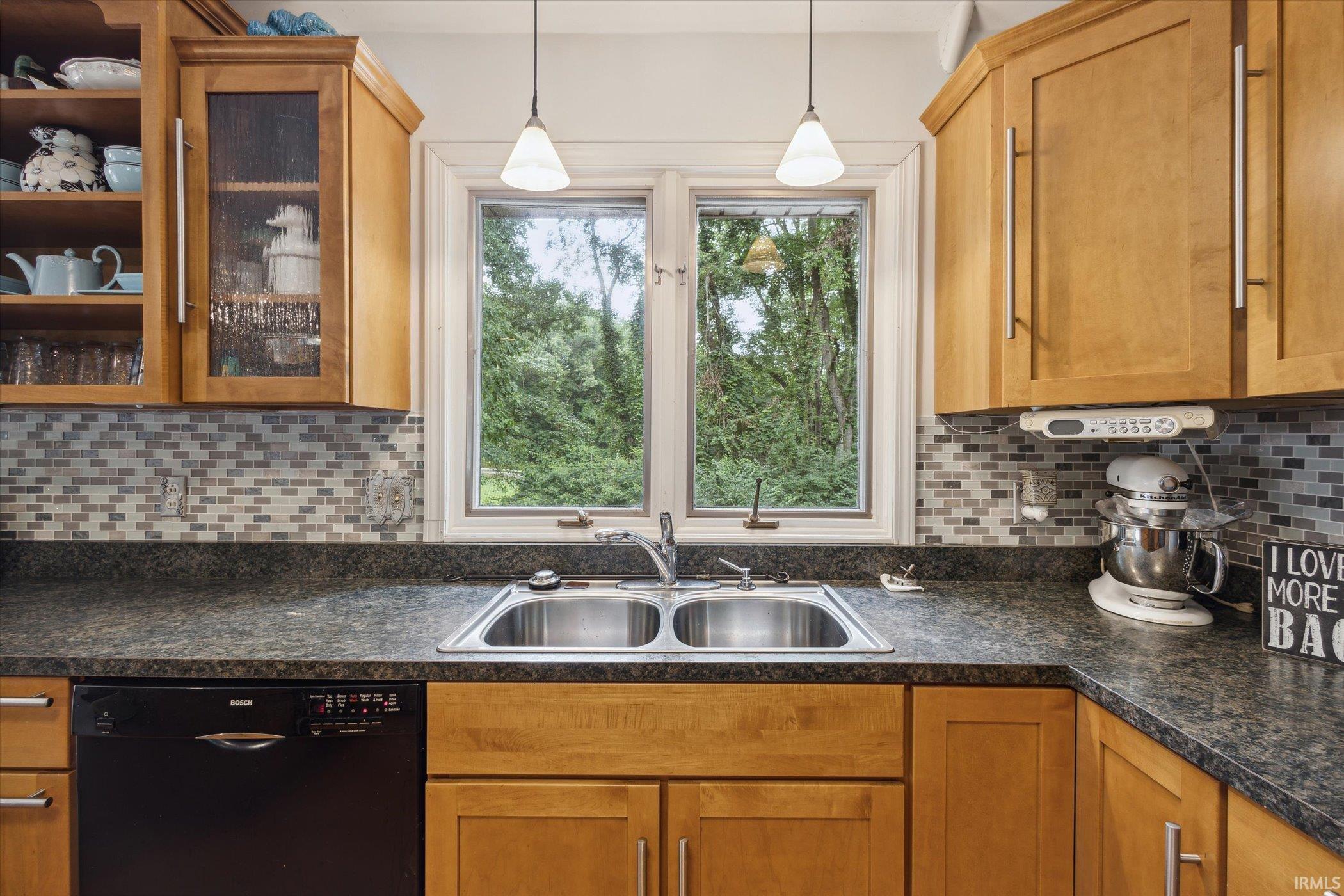 104 Woodview