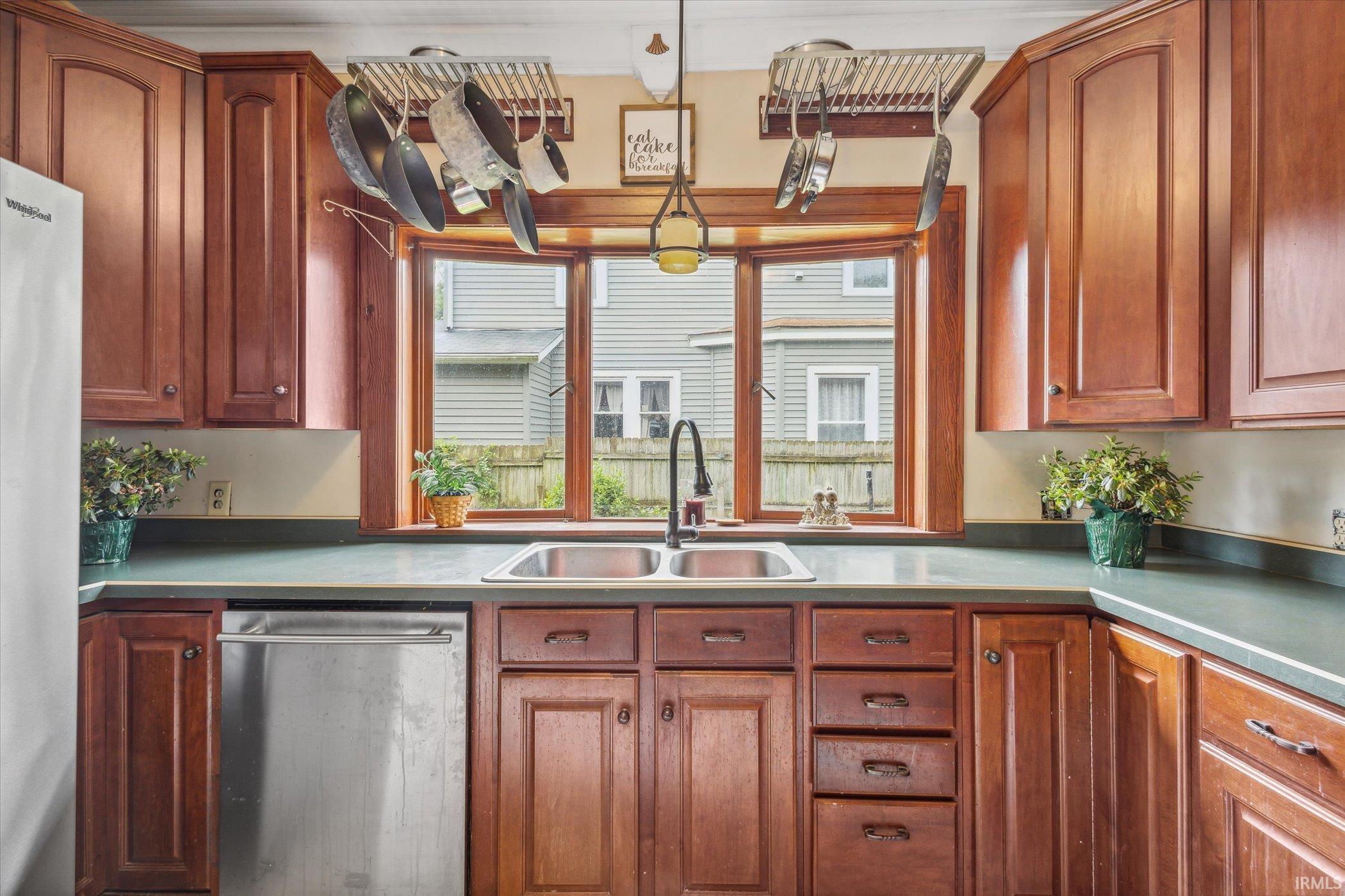 925 Lincolnway E