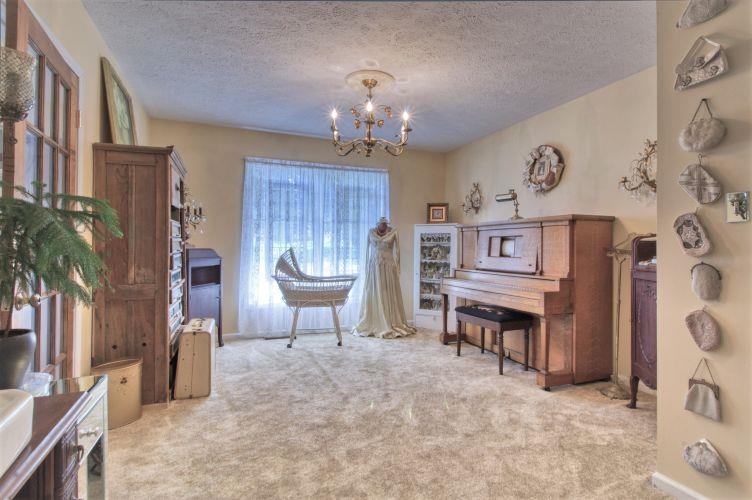 1901 Deer Trail