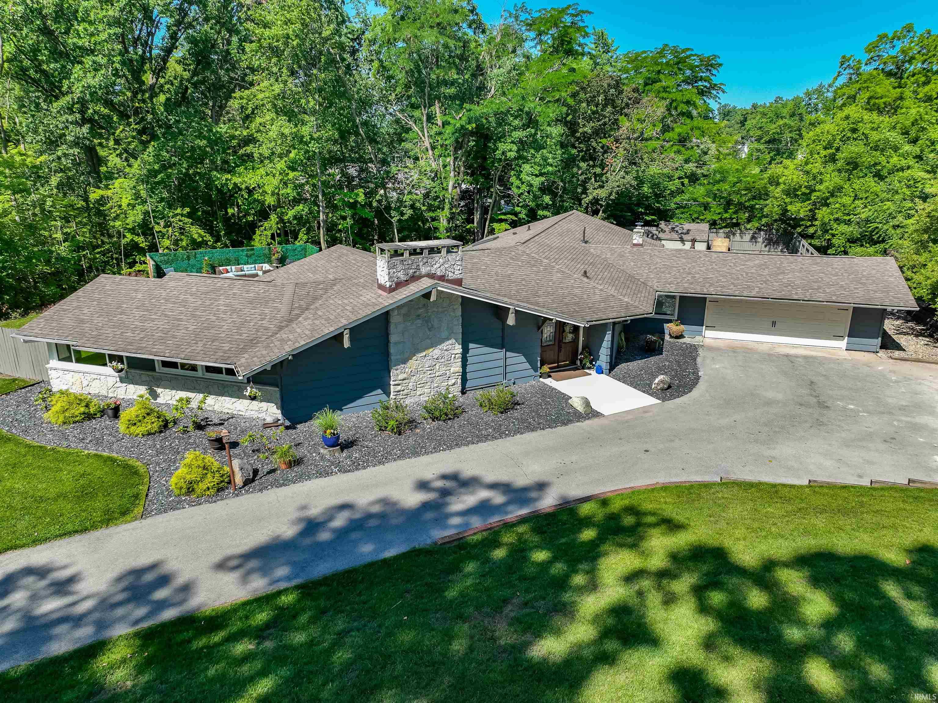 1734 Dell Cove