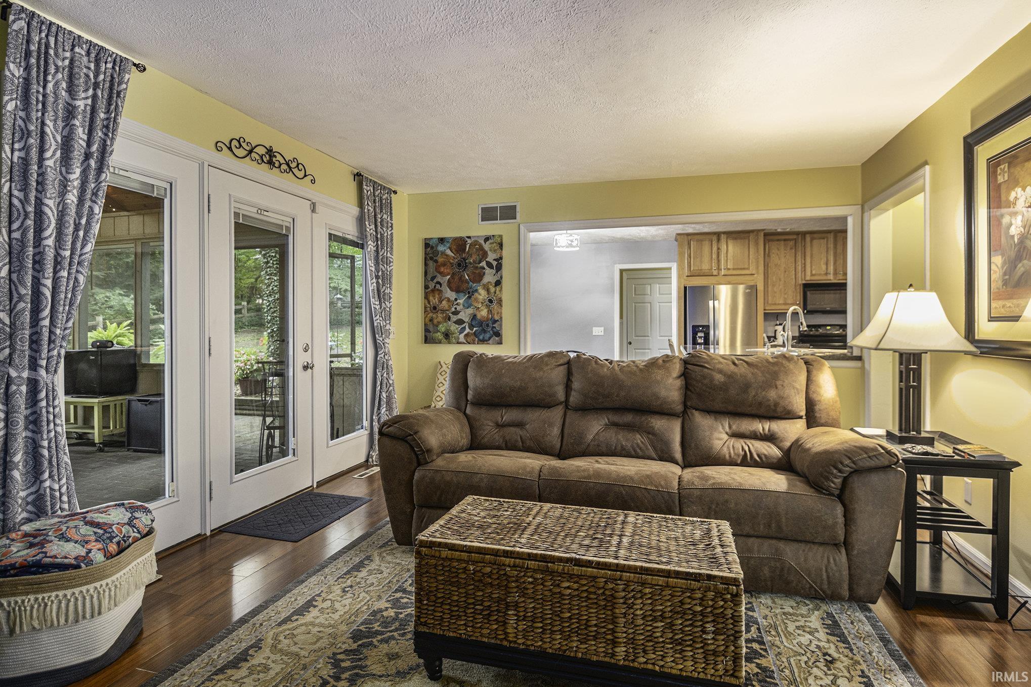 52167 Farmington Square