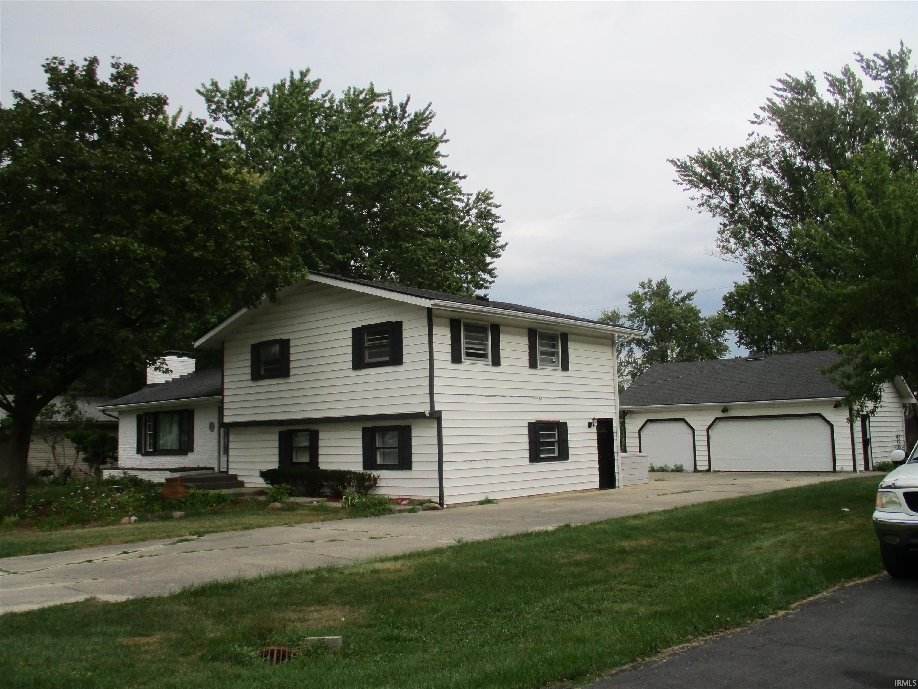 2320 Leesmoor
