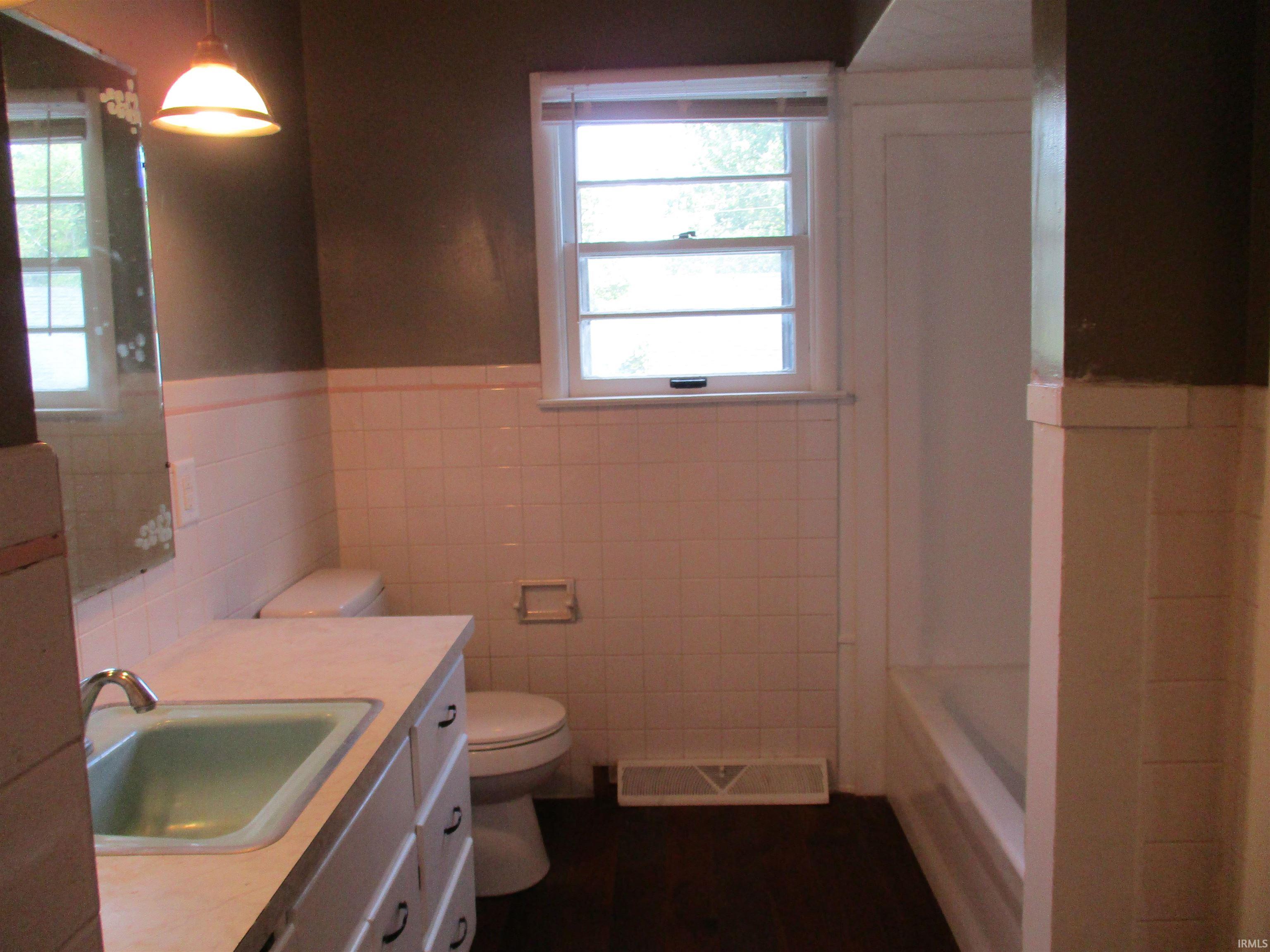 2320 Leesmoor