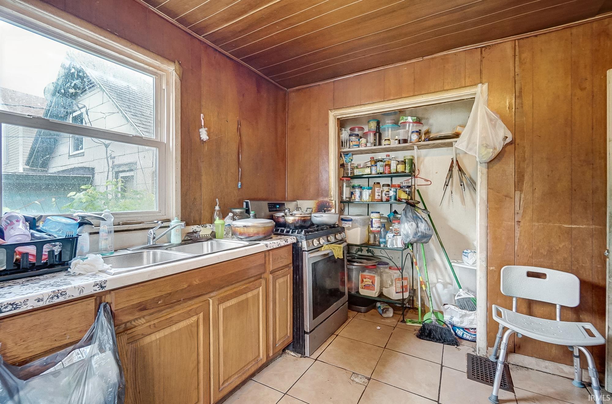 2121 Oakley