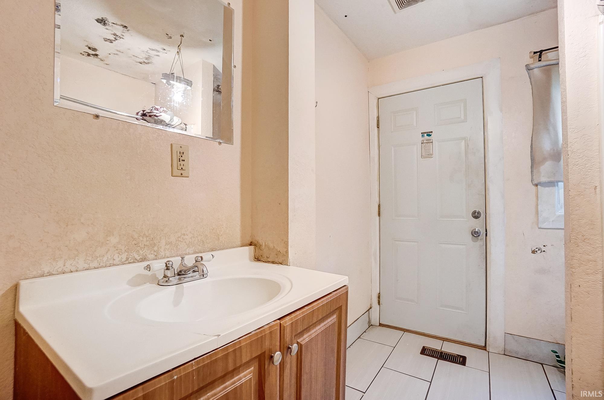 2121 Oakley