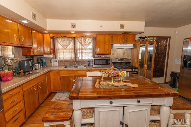 2208 Douglas