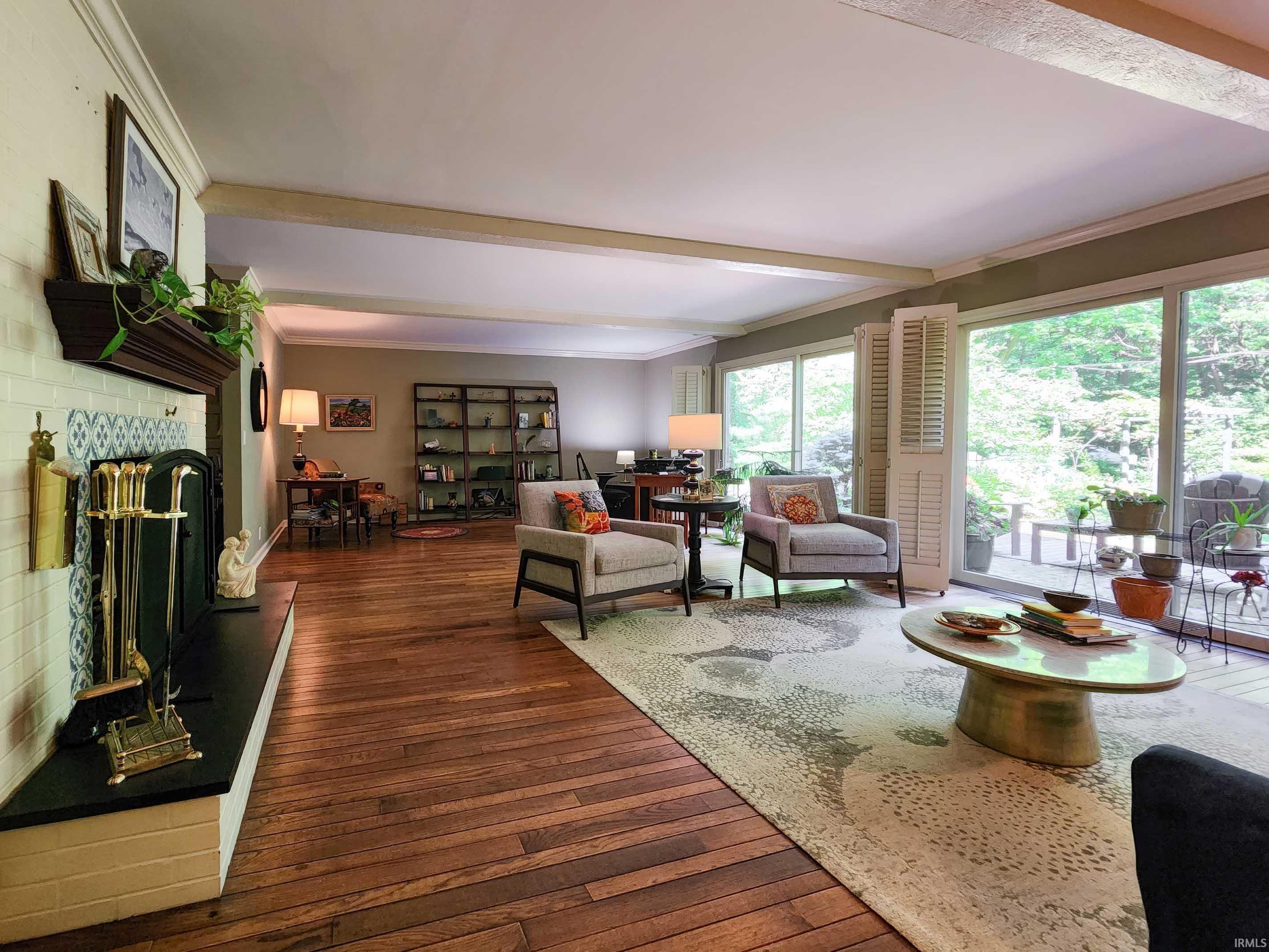 1712 Lincolnway East