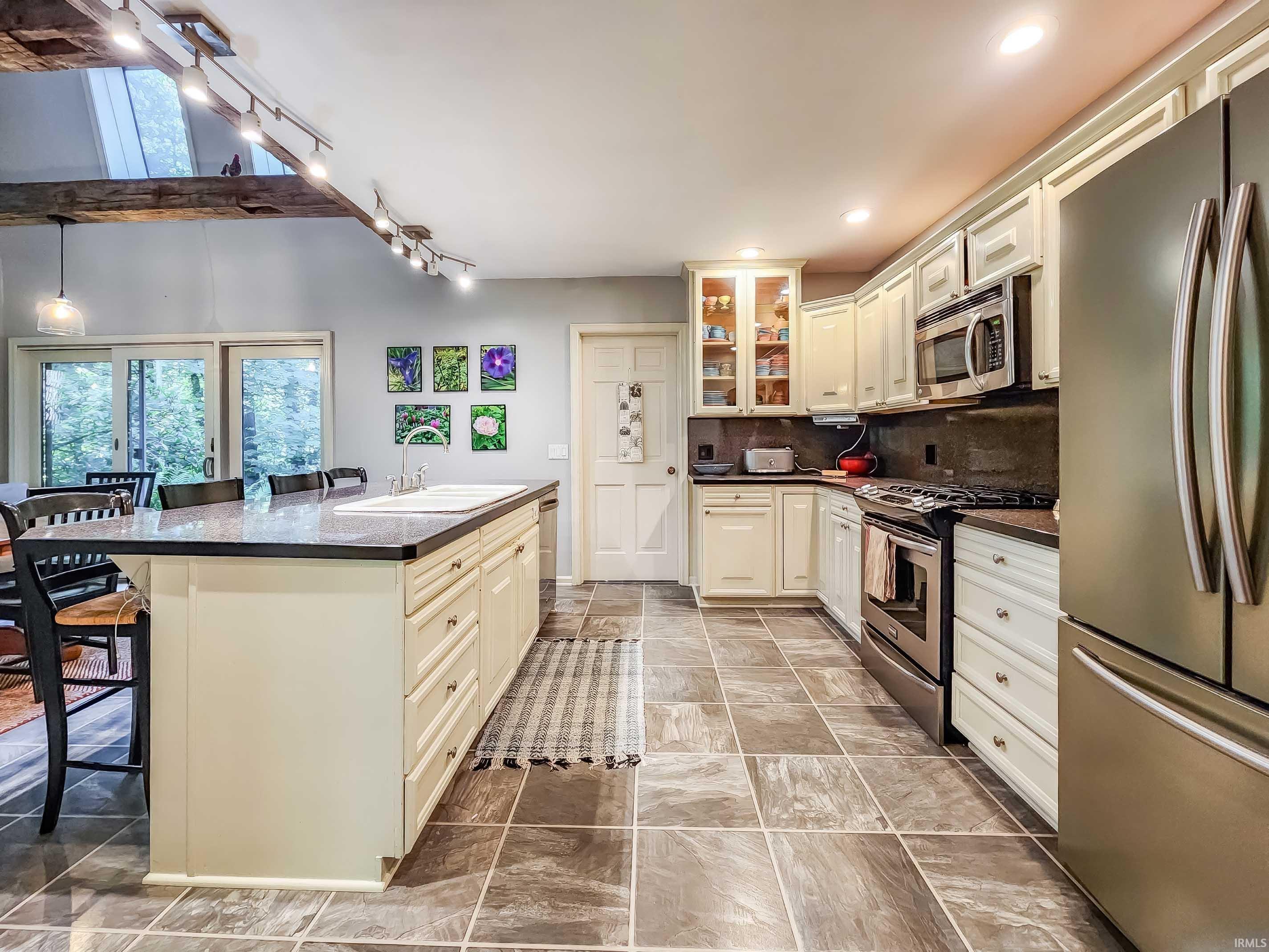 1712 Lincolnway East
